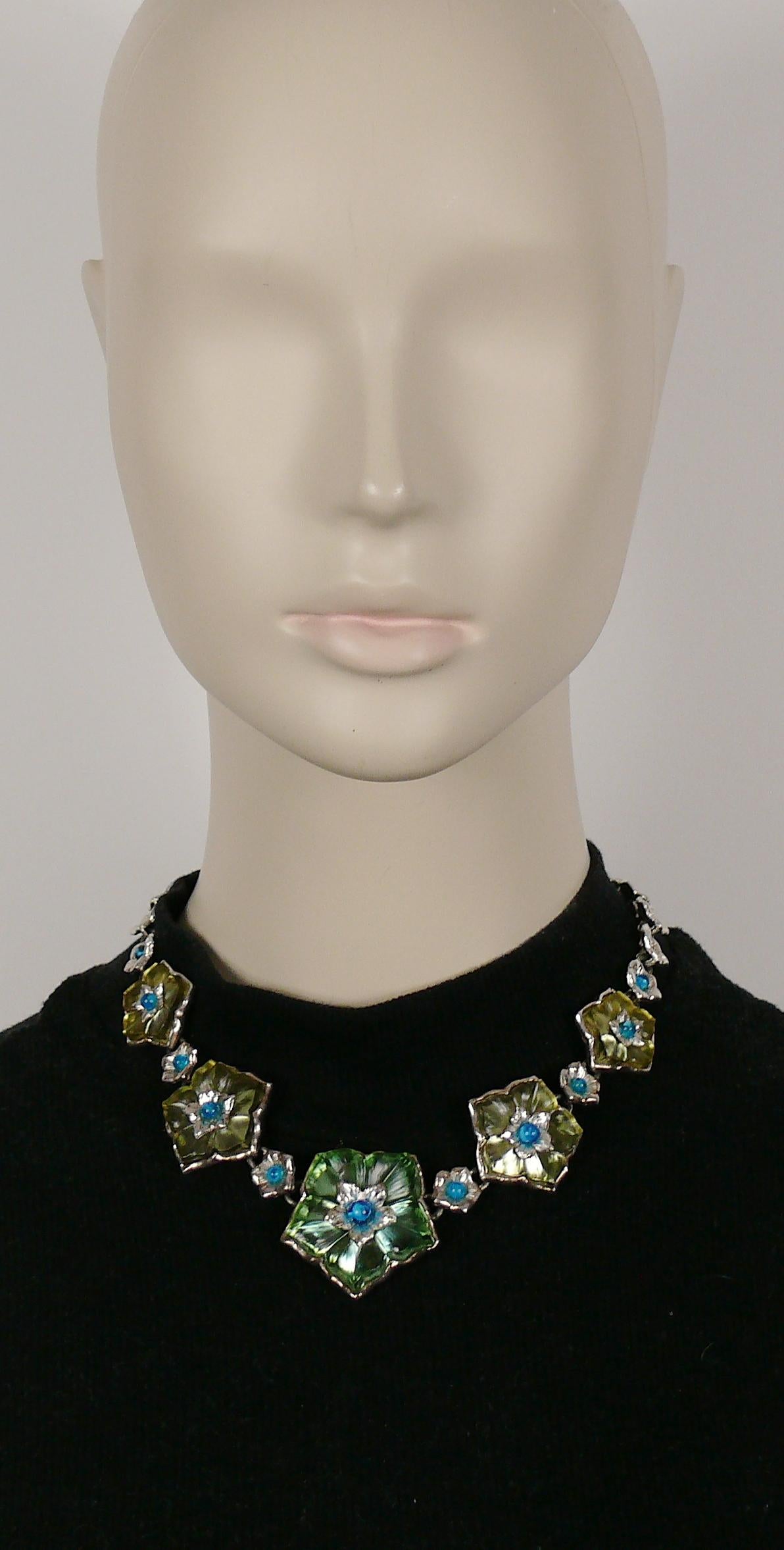 KENZO vintage silver toned floral necklace featuring resin flowers with aqua blue glass beads embellishement.

Silver tone metal hardware.

Adjustable hook closure.

Embossed KENZO PARIS.

Indicative measurements : adjustable length from approx. 41