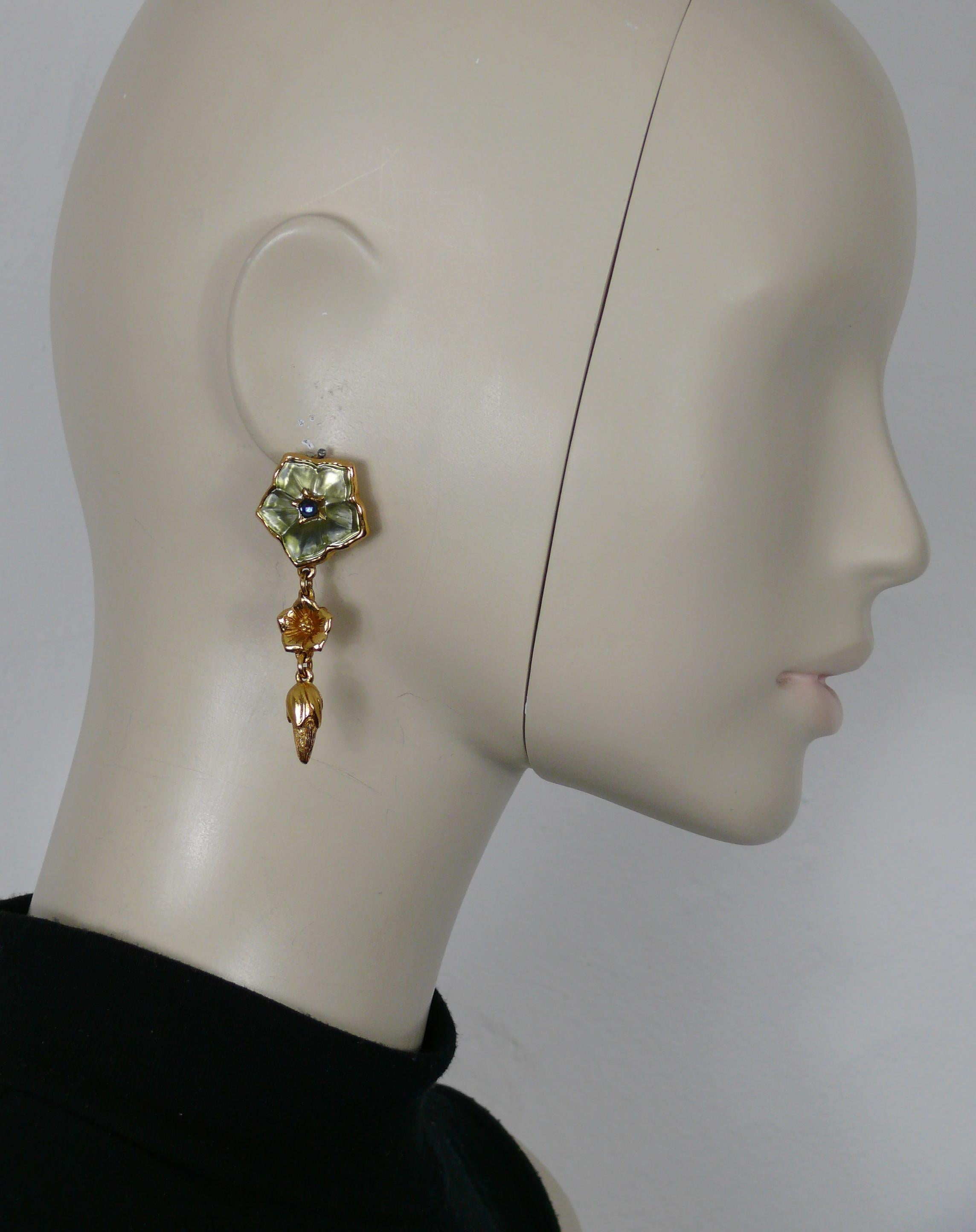 KENZO vintage gold tone floral dangling earrings (clip-on) featuring a resin flower top, gold tone flower and blossom.

Embossed KENZO Paris Made in France.

Indicative measurements : height approx. 6 cm (2.36 inches) / max. width approx. 2.5 cm