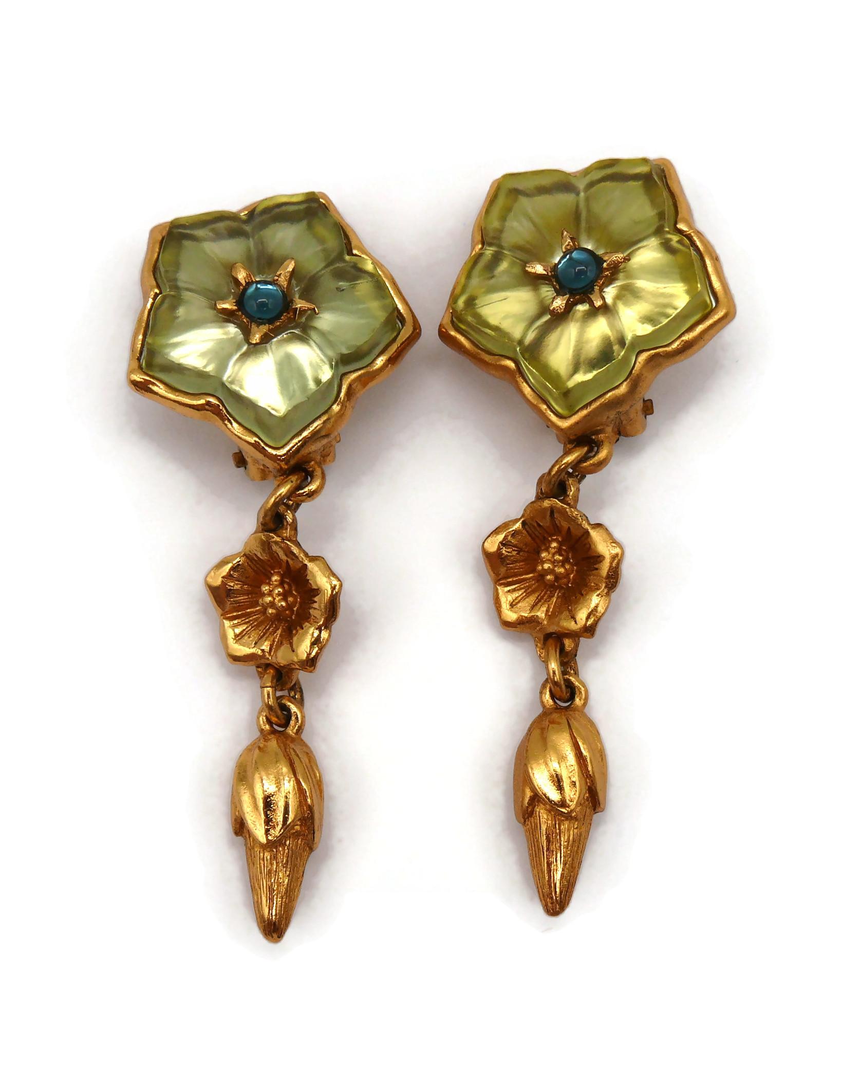 KENZO Vintage Gold Tone Resin Flower Dangling Earrings In Good Condition For Sale In Nice, FR
