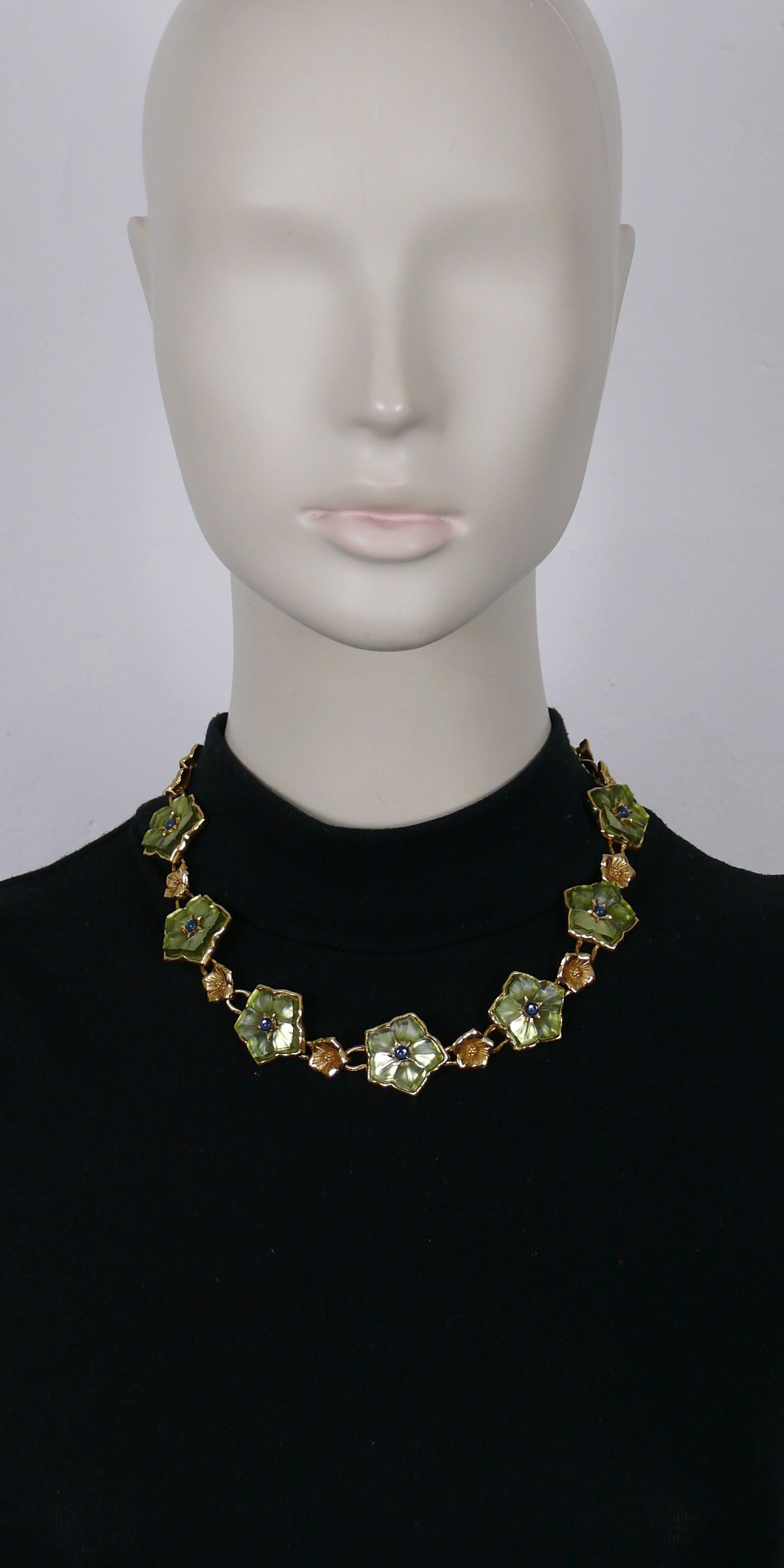 Collier floral vintage Kenzo en ton or, composé de maillons de fleurs en résine rehaussés d'un cabochon en verre bleu au centre.

Fermeture par un crochet.

Embossé KENZO Paris.

Mesures indicatives : longueur environ 46 cm (18.11 inches) / largeur