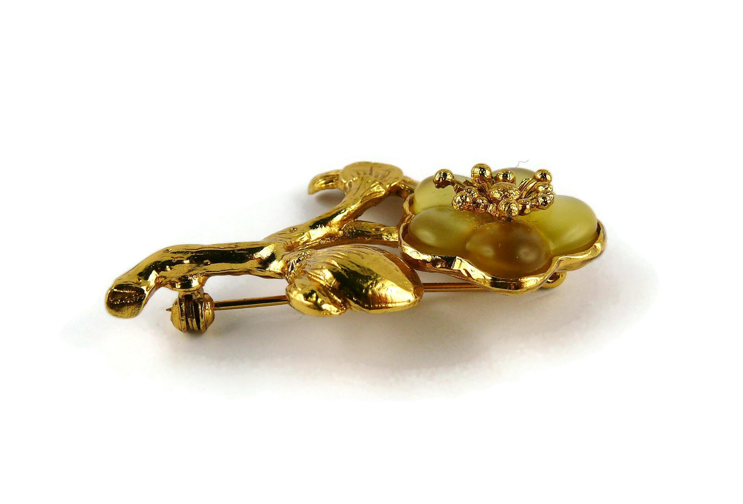 Kenzo Vintage Gold Toned Resin Flower Brooch In Good Condition For Sale In Nice, FR