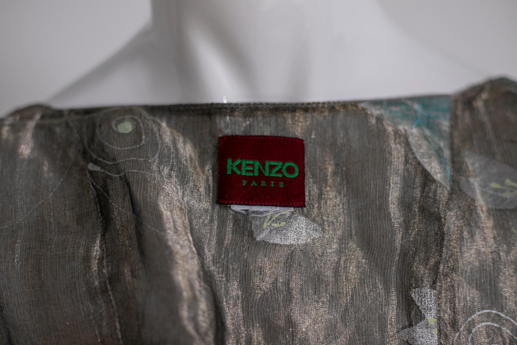 Lovely grey organza waistcoat designed by the great Kenzo in the 2000s, made in italy. ORIGINAL LABEL.
The waistcoat is sleeveless and short and opens at the front, via 4 round grey buttons. The neckline is heart-shaped, very elegant and