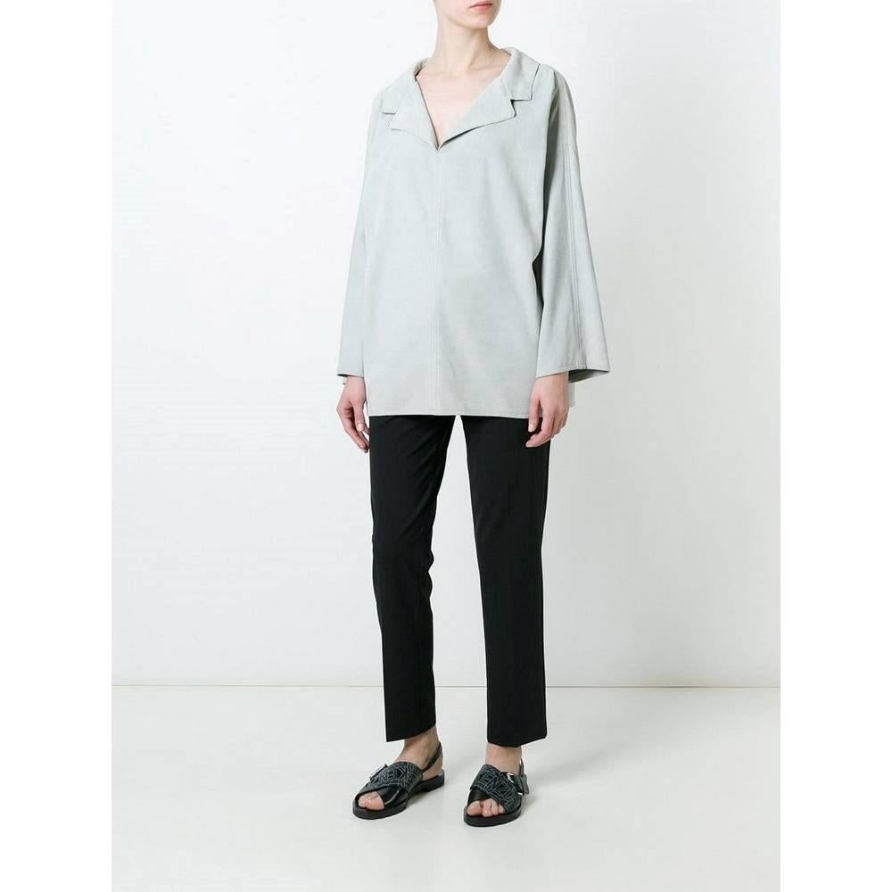 Kenzo iced grey suede 90s blouse with long sleeves, classic lapel collar and loose fit.

Size: S

Flat measurements
Height: 71 cm
Bust: 61 cm
Sleeves: 59 cm
Shoulders: 46 cm

Product code: A6479

Composition: 100% Lambskin

Made in: