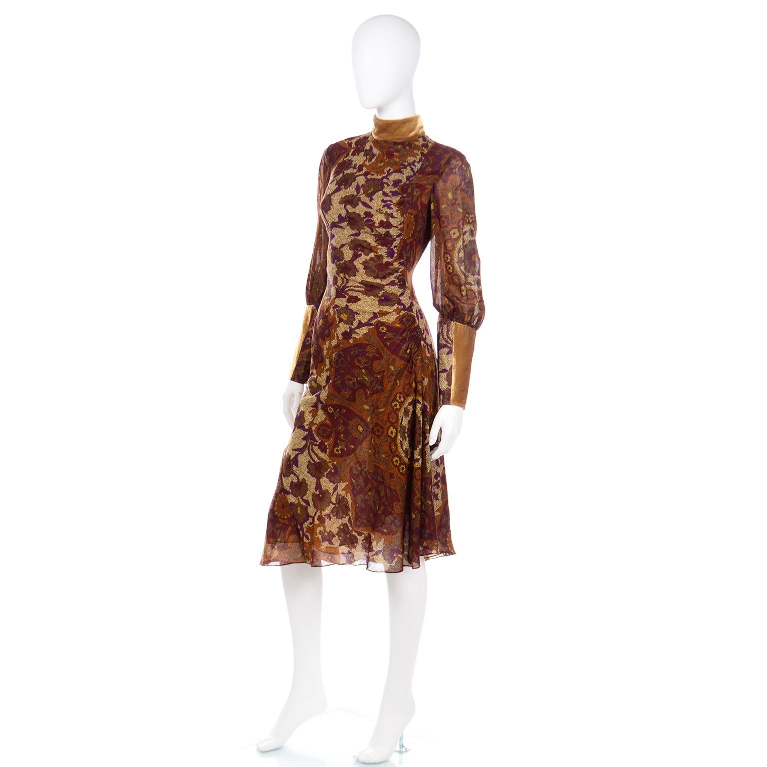 Kenzo Vintage üppiges, pflaumenbraunes und goldenes Kleid mit Blumendruck und Gold Samtbesatz (Braun) im Angebot