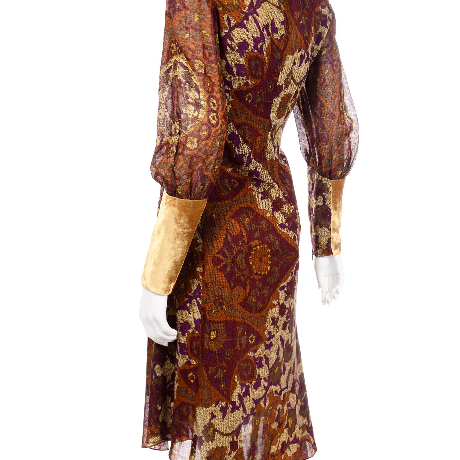 Kenzo Vintage üppiges, pflaumenbraunes und goldenes Kleid mit Blumendruck und Gold Samtbesatz im Angebot 4
