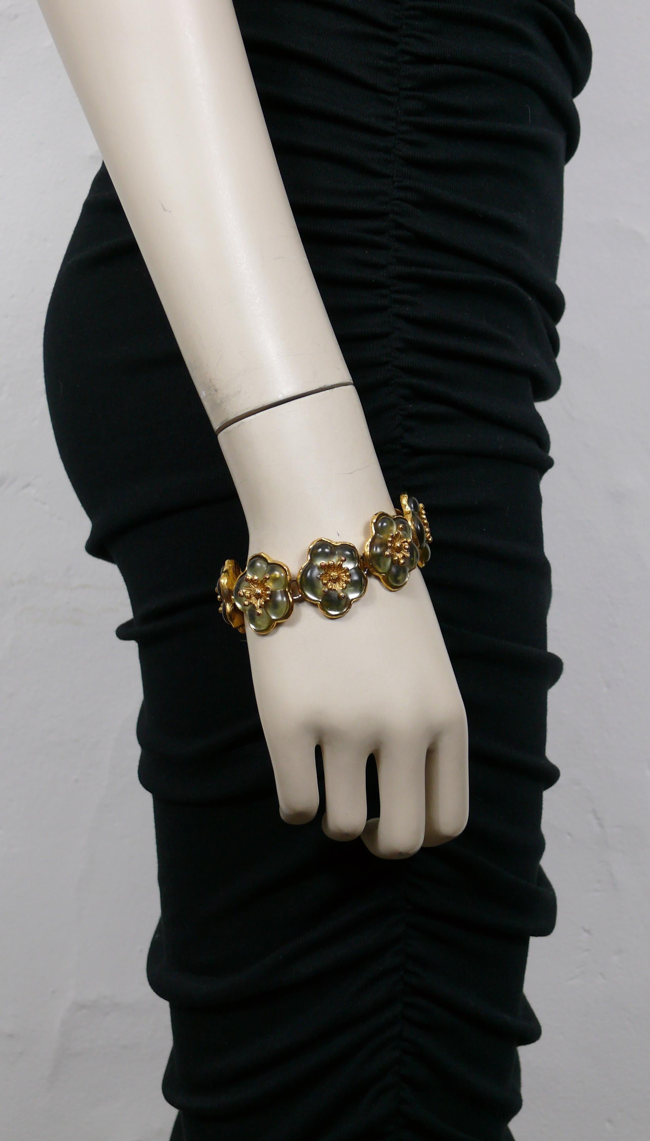 KENZO vintage gold tone floral links bracelet featuring resin cherry blossoms with spiky metal bud at the centre.

Toggle and loop closure.

Embossed KENZO PARIS Made in France.
Embossed KENZO on the toggle.

Indicative measurements : length approx.
