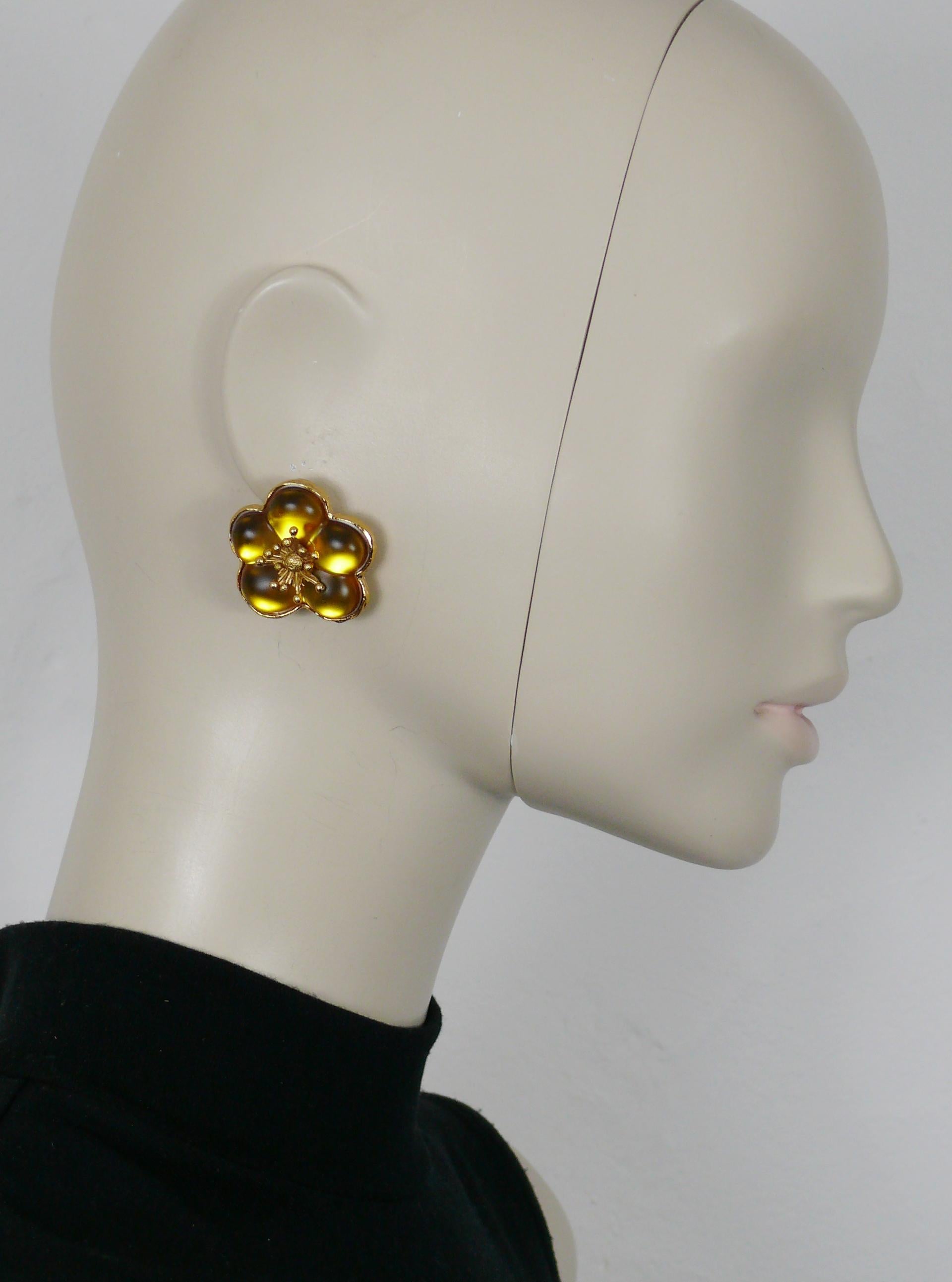 KENZO vintage gold tone clip-on earrings featuring a yellow resin flower.

Embossed KENZO Paris Made in France.

Indicative measurements : max. height approx. 3 cm (1.18 inches) / max. width approx. 3.1 cm (1.22 inches).

Weight per earring :