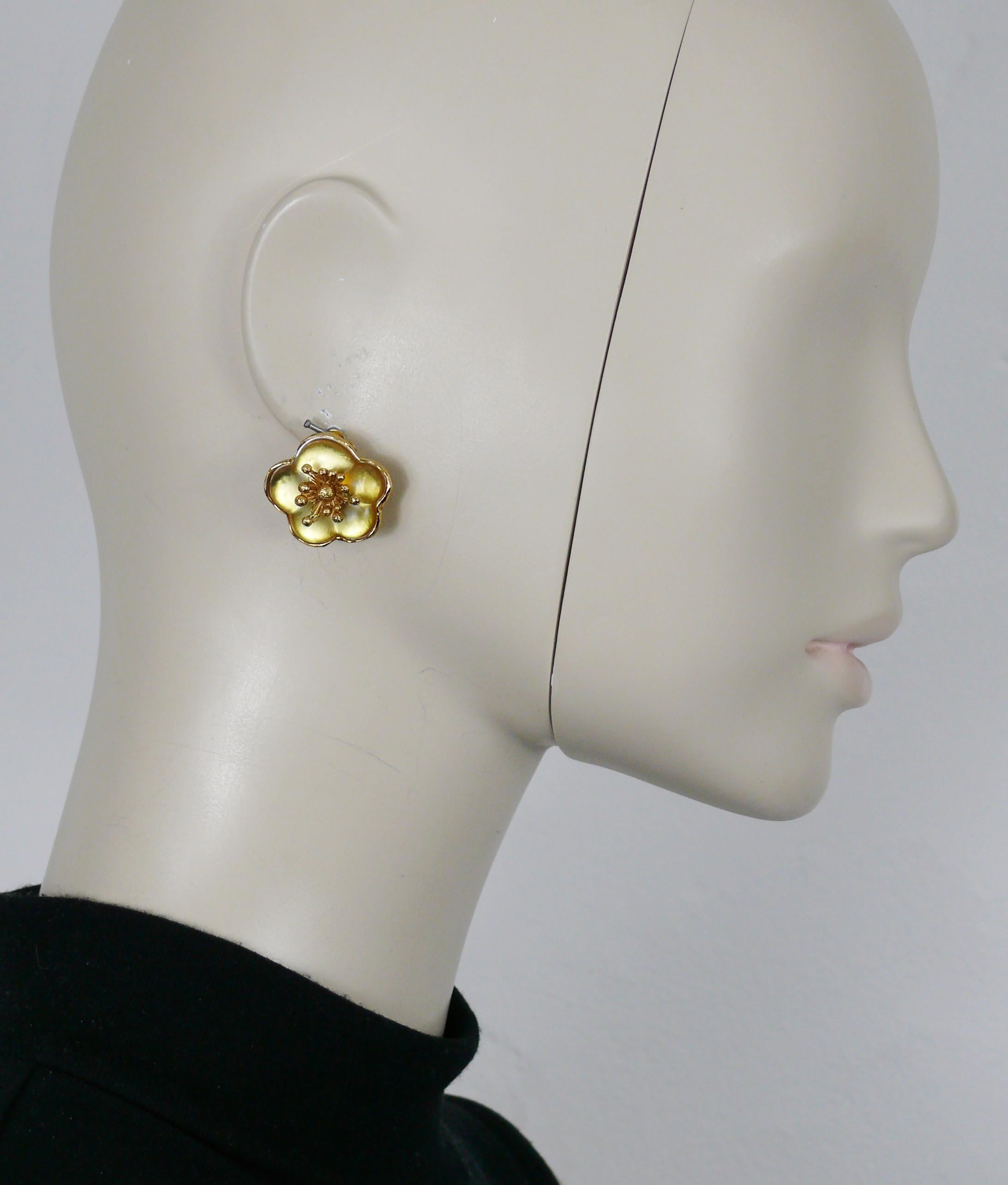 KENZO vintage gold tone clip-on earrings featuring a yellow resin flower.

Embossed KENZO Paris Made in France.

Indicative measurements : max. height approx. 2.2 cm (0.87 inch) / max. width approx. 2.4 cm (0.94 inch).

Weight per earring : approx.