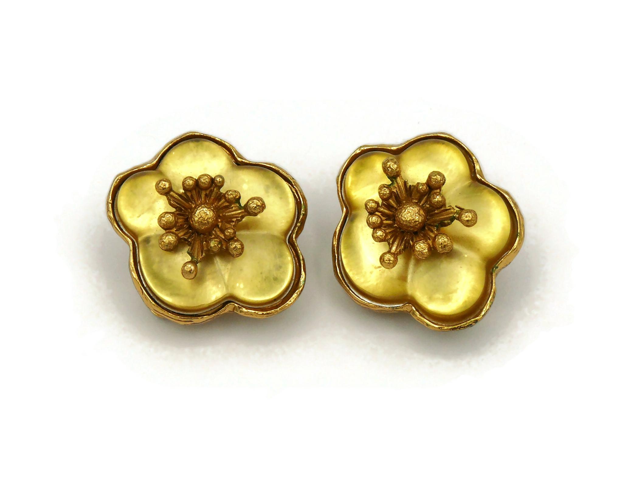 KENZO Vintage Resin Flower Clip-On Earrings In Good Condition In Nice, FR
