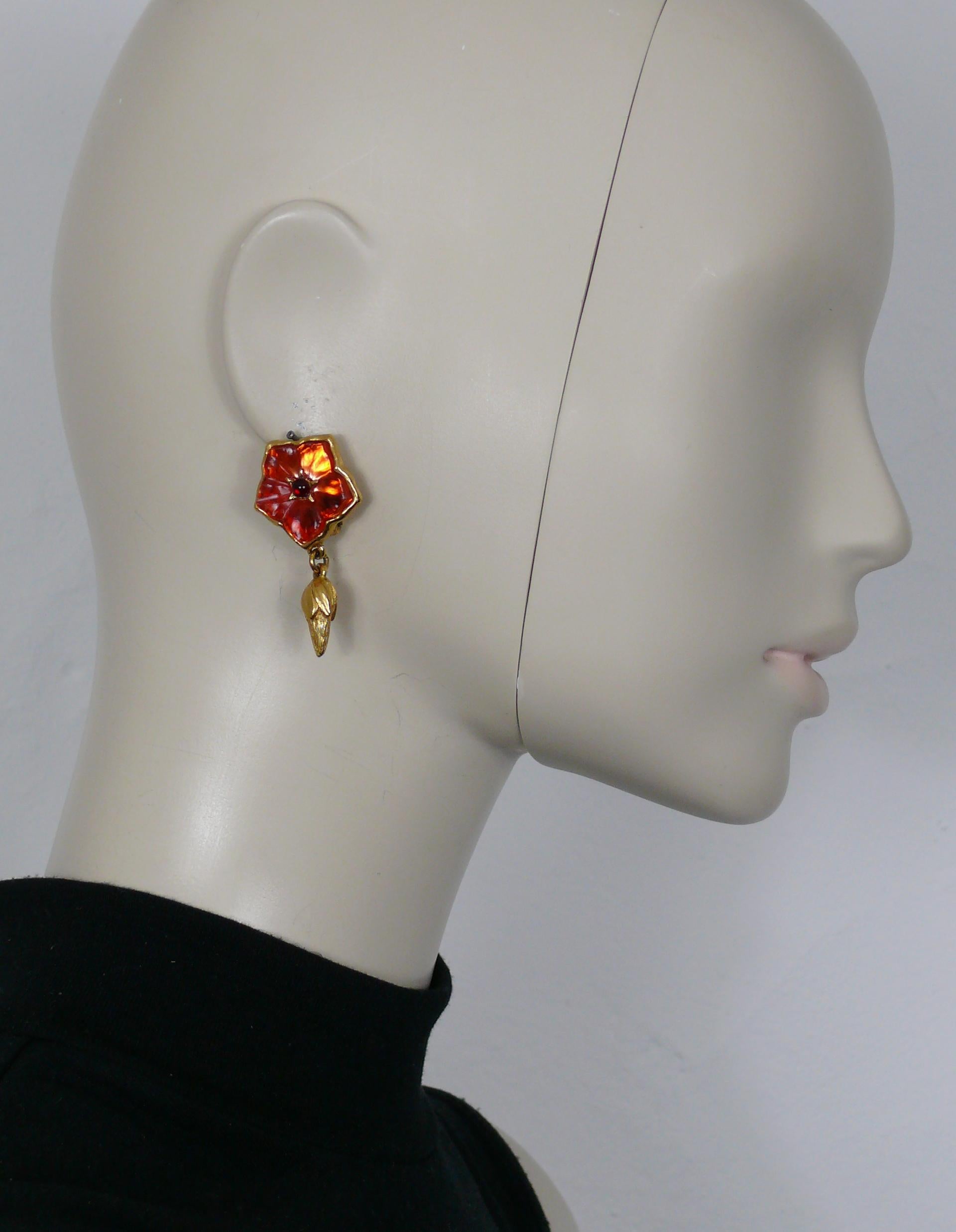 KENZO vintage gold tone dangling earrings (clip-on) featuring an orange resin flower.

Embossed KENZO Paris Made in France.

Indicative measurements : height approx. 4.6 cm (1.81 inches) / max. width approx. 2.3 cm (0.91 inch).

Weight per earring :