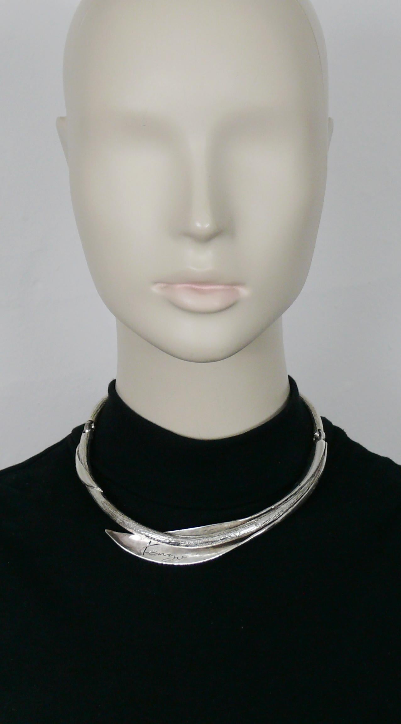 KENZO vintage calla lily flower rigid choker necklace.

Silver tone metal hardware.

Hook and loop closure.

Embossed KENZO PARIS.

Indicative measurements : inner circumference approx. 38.33 cm (15.09 inches) / max. width approx. 2 cm (0.79
