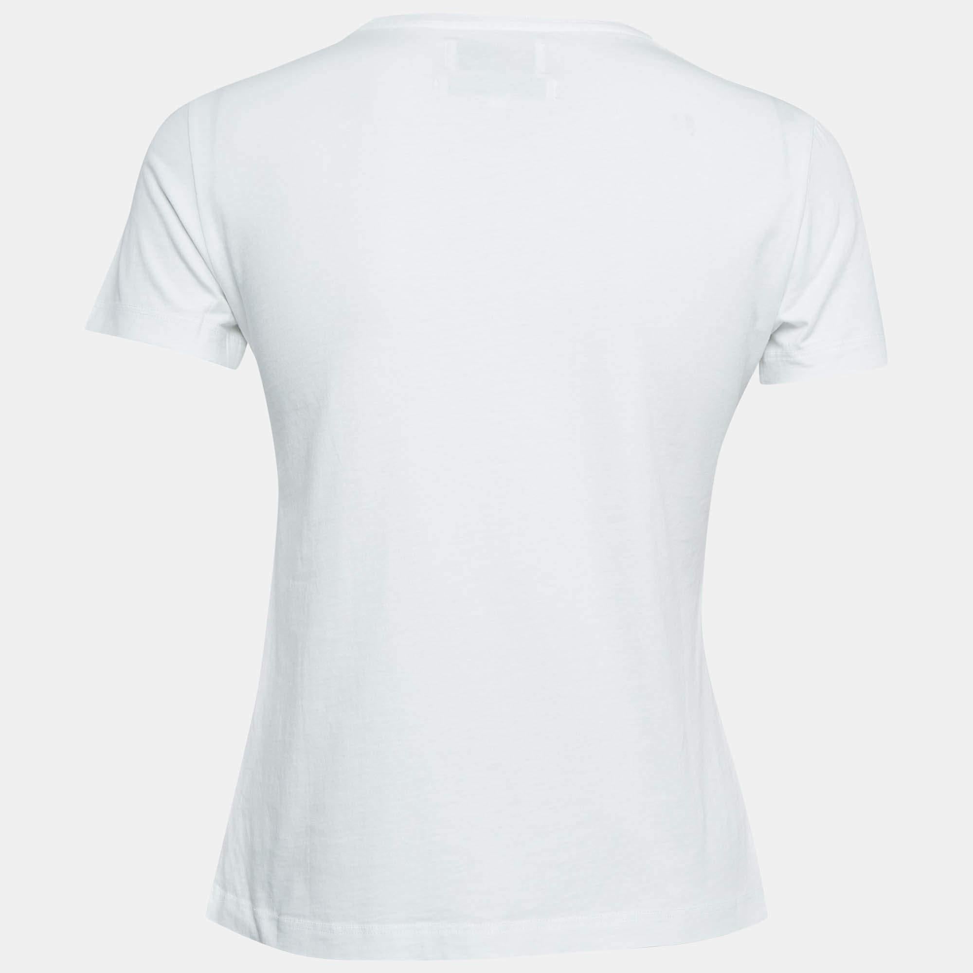 Consigue la comodidad y el estilo casual adecuados con esta camiseta de diseño. Diseñada para ser fiable y duradera, la creación tiene un escote sencillo y detalles de la firma.