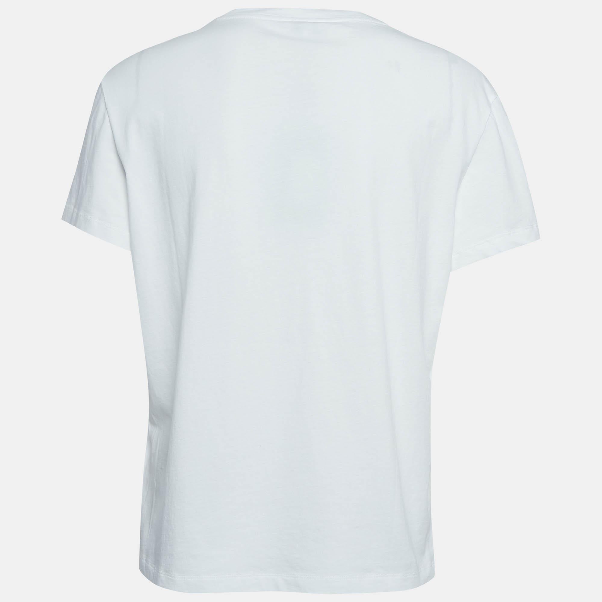 A perfect combination of comfort, luxury, and style, this designer t-shirt is a must-have piece! Made from quality materials, the creation can be styled with denim pants and sneakers for a cool look.