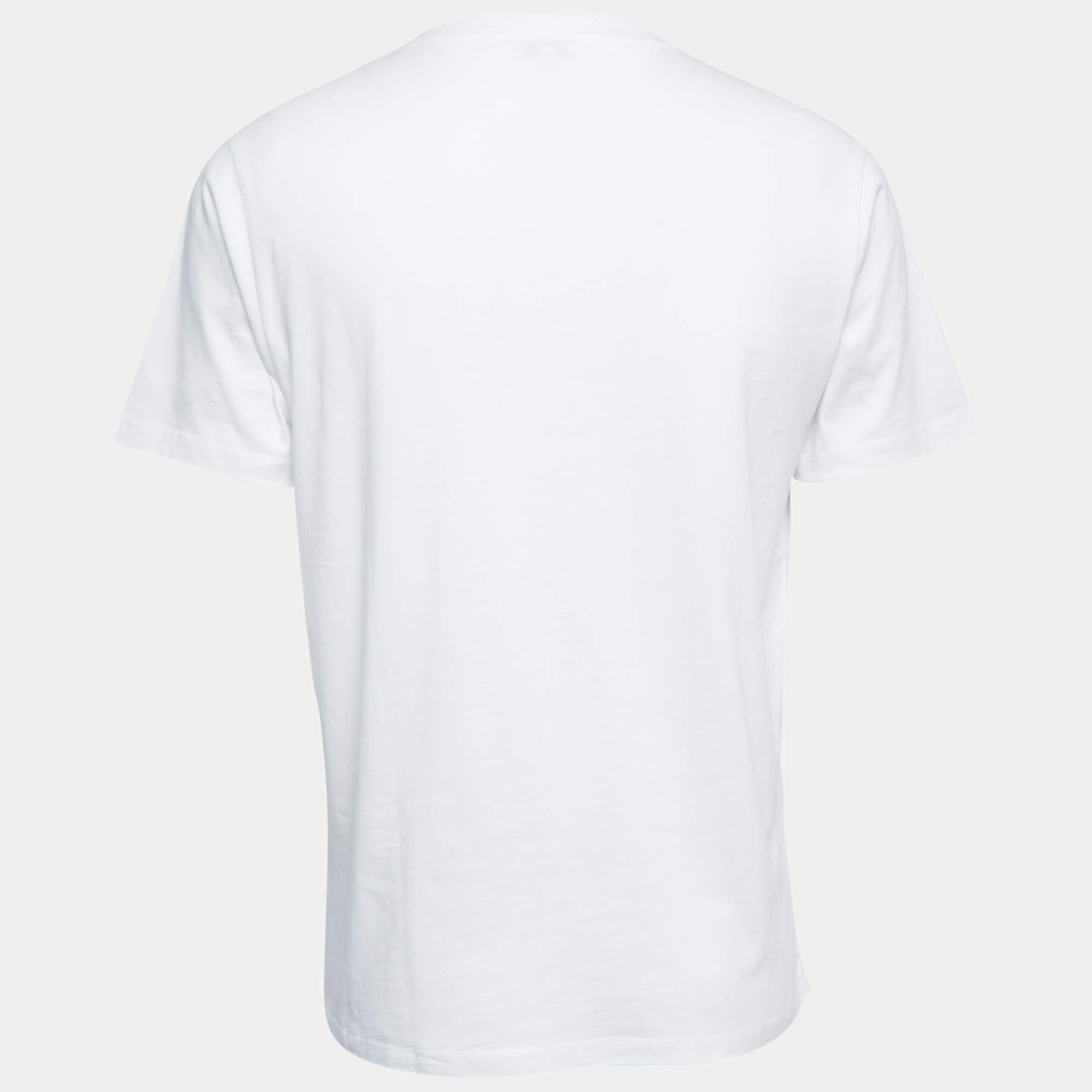Ottieni il comfort e il giusto stile casual con questa T-shirt firmata. Progettata per essere affidabile e durevole, questa creazione presenta una scollatura semplice, maniche corte e dettagli firmati. 
