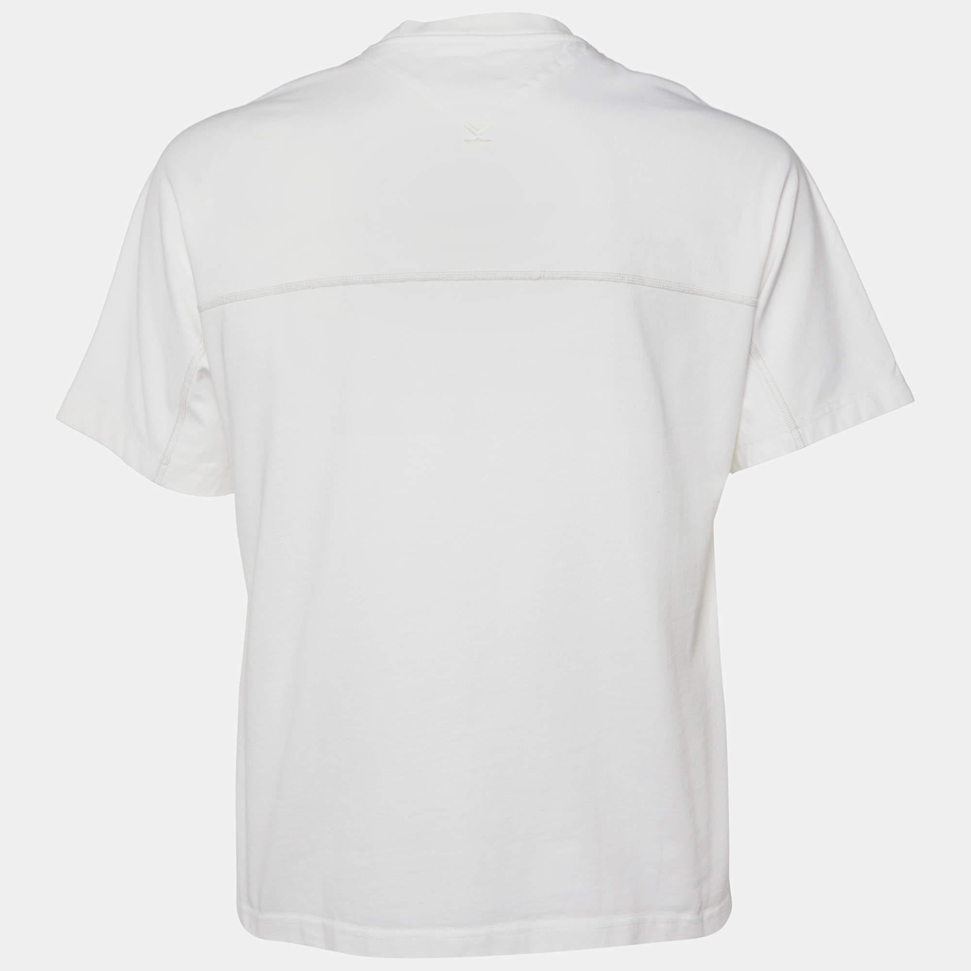 Choose all day comfort with this Kenzo white T shirt. Beautifully sewn the oversized T shirt featuring a round neckline and short sleeves guarantees quality and simple style.