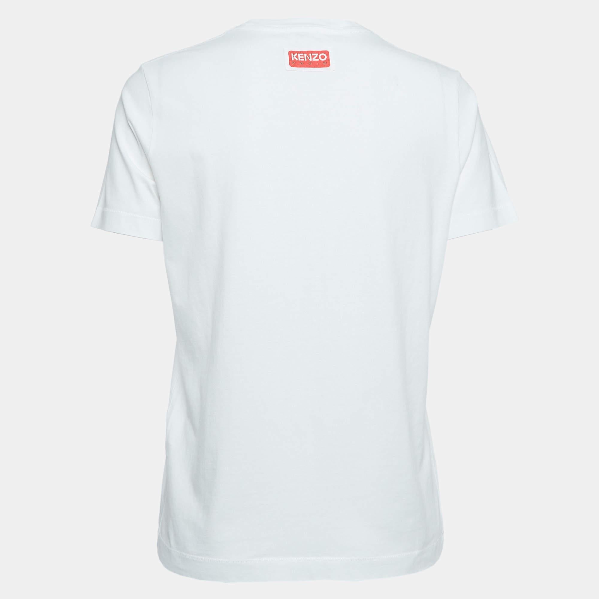 Ce haut de créateur est synonyme de style et de confort. Confectionnés dans les meilleurs tissus  la création a fait l'objet d'un grand nombre de détails. Portez-la avec un jean et des chaussures plates.