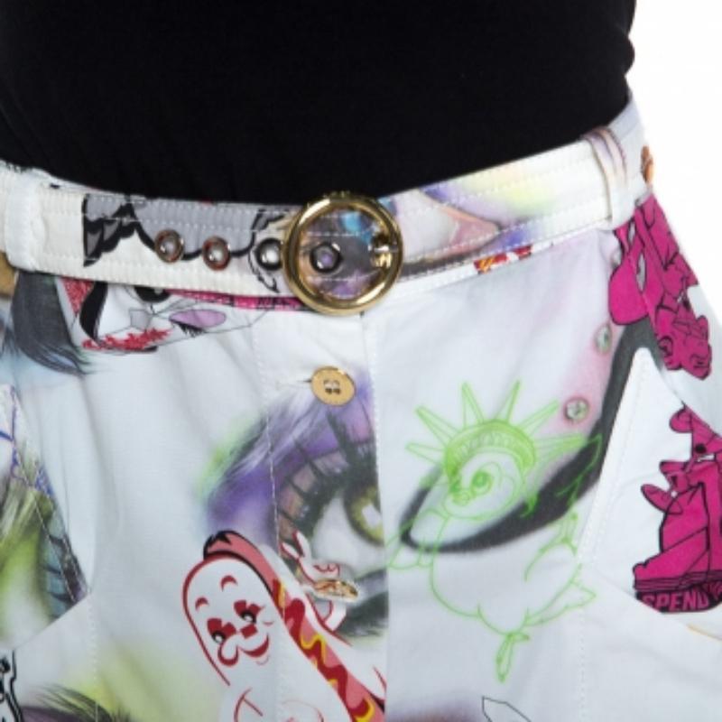Dieser Rock von Kenzo wird Sie mit seinem fabelhaften Design und Stil beeindrucken! Es besteht aus 100 % Baumwolle und ist ganzflächig bedruckt. Es hat goldfarbene Knöpfe auf der Vorderseite und ist mit einem Gürtel ausgestattet.
