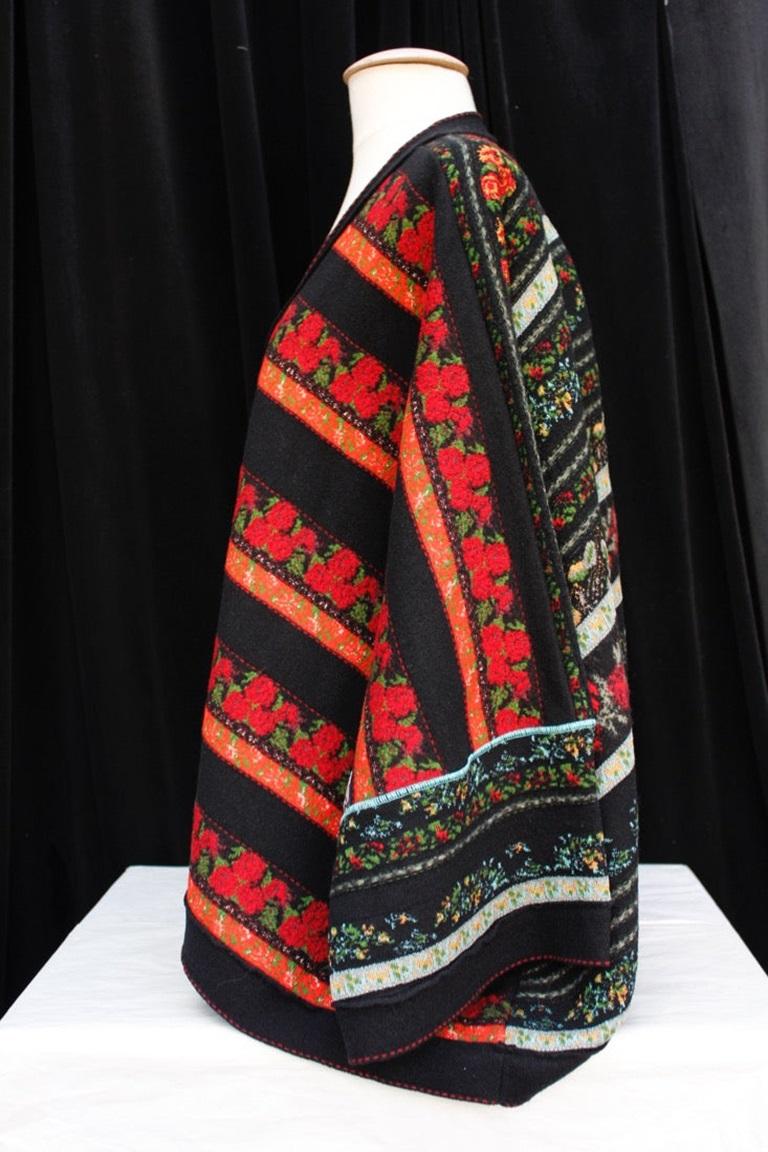 Kenzo - (Made in Italy) Wool cardigan trimmed with black ribbons embroidered with flowers. Indicated size L; it fits a size 40FR/42FR.

Additional information:
Condition: Very good condition
Dimensions: Shoulders: 42 cm (16.53 in) - Sleeves: 54 cm