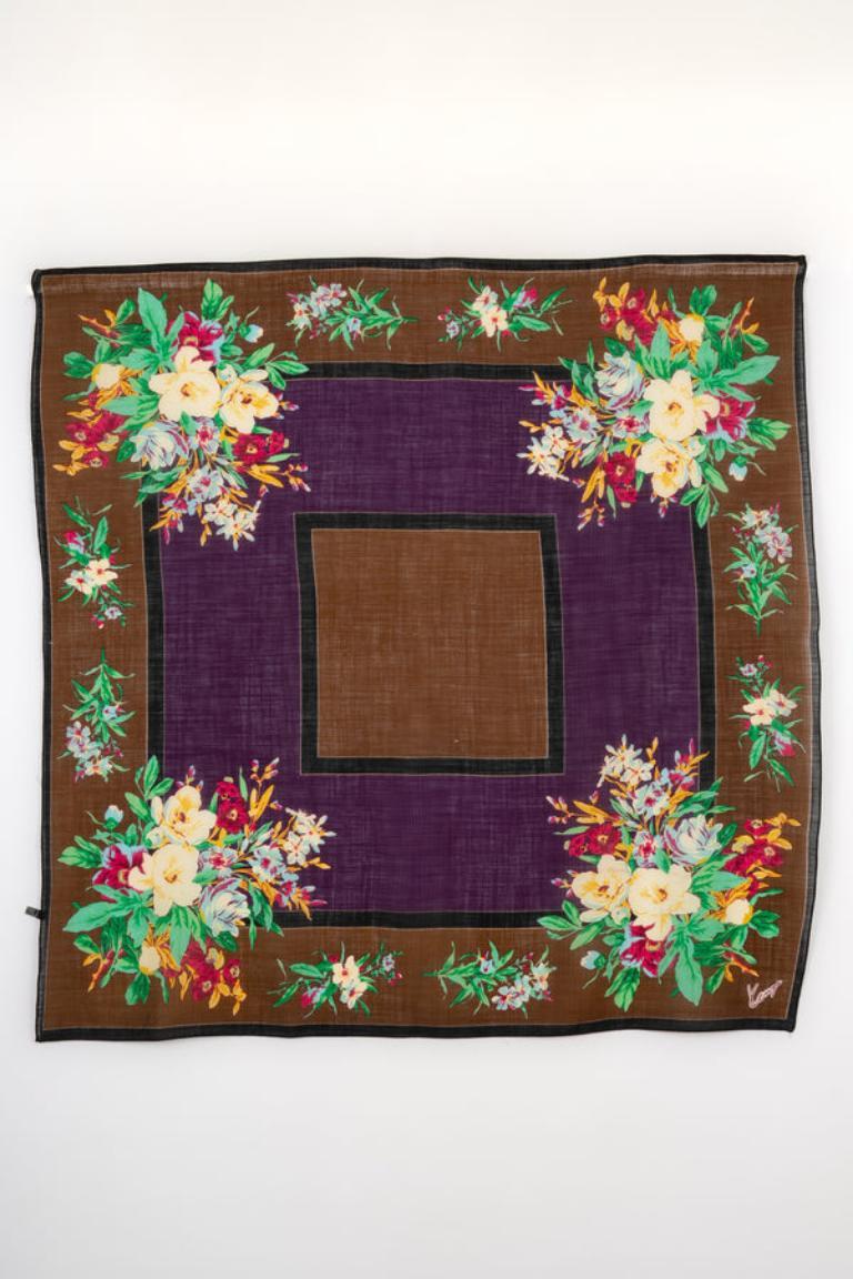 Kenzo - (Made in Italy) Käsetuchfoulard aus Wolle in Braun- und Violetttönen.

Zusätzliche Informationen:
Zustand: Sehr guter Zustand
Abmessungen: 105 cm x 105 cm

Verkäufer-Referenz: ACC173