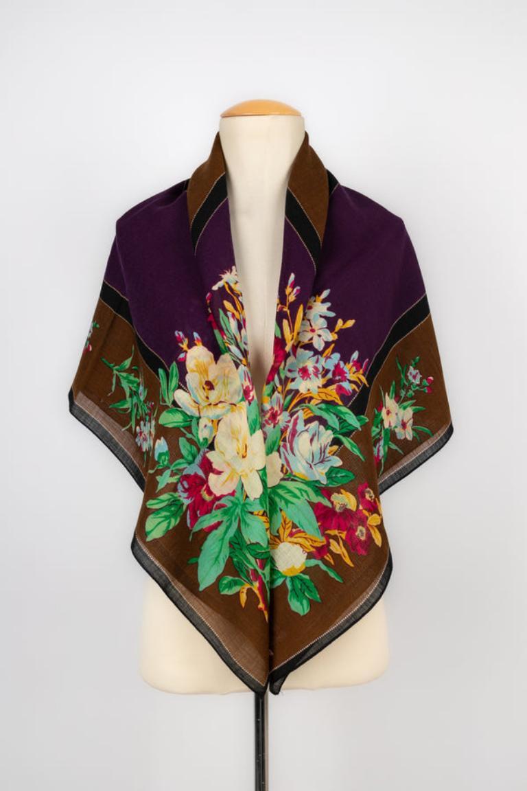 Foulard-Schal aus Wolle mit Käsecloth von Kenzo im Zustand „Hervorragend“ im Angebot in SAINT-OUEN-SUR-SEINE, FR