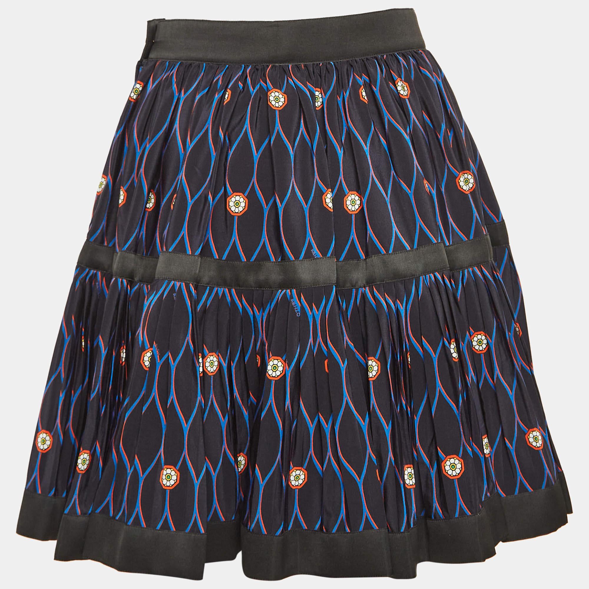 The Kenzo X H and M skirt exudes chic sophistication. Crafted from luxurious silk it features a vibrant print that adds a playful touch to any outfit. The pleated design offers a flattering silhouette making it perfect for both casual outings and