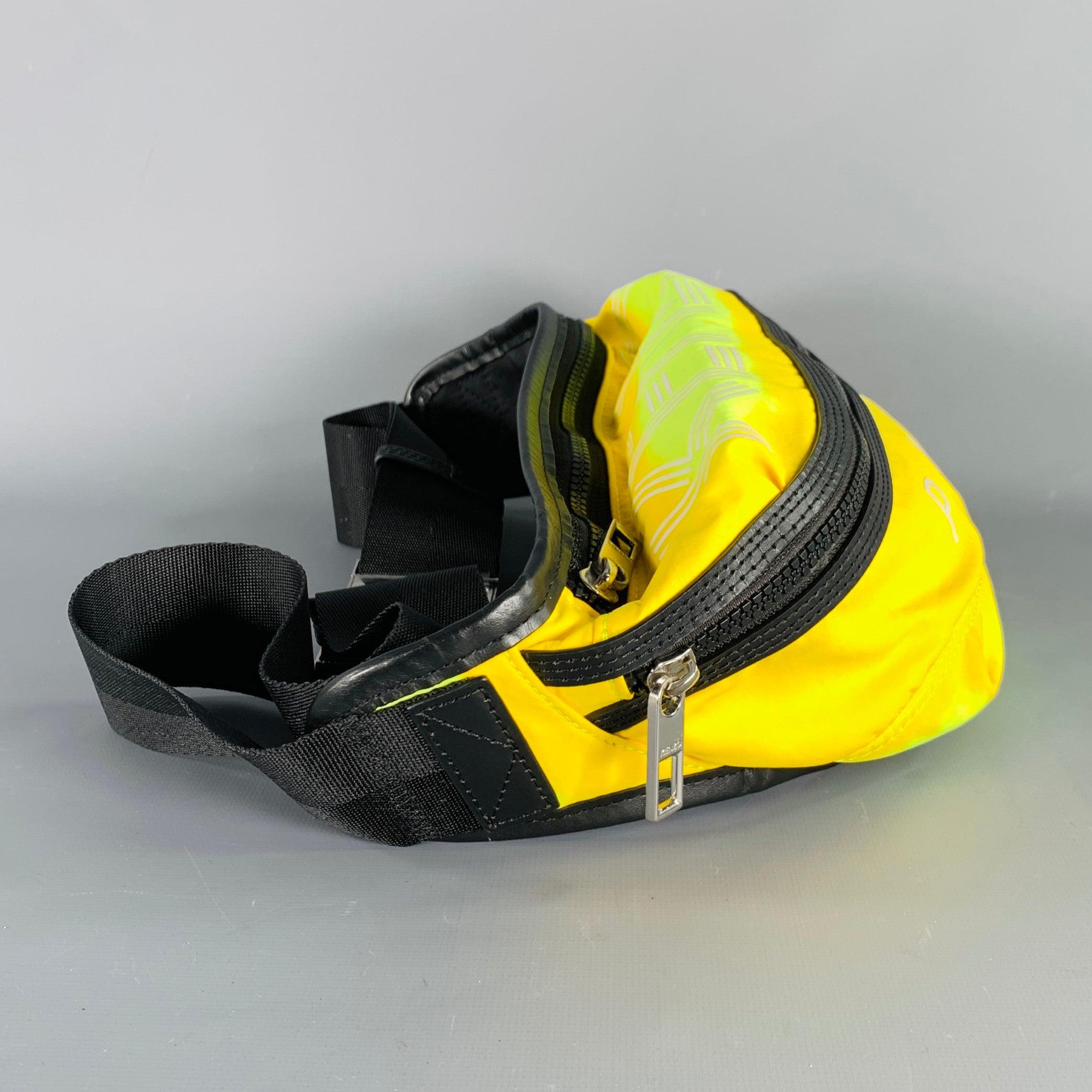 Bolso KENZO PARIS
en un
De nailon amarillo y negro con ribetes de piel, con estilo de riñonera, logotipo KENZO y dos amplios bolsillos con cierre de doble cremallera. Muy buen estado de conservación. Marcas menores. 

Medidas: 
  Largo: 10 pulgadas