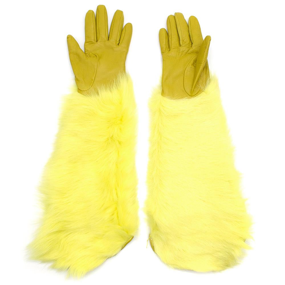 Kenzo Yellow Shearling & Leather Gloves

lined interior, 
solid colour,
Fur exterior
Smooth leather
Long-haired shearling gloves
Black interior 

Please note, these items are pre-owned and may show some signs of storage, even when unworn and unused.