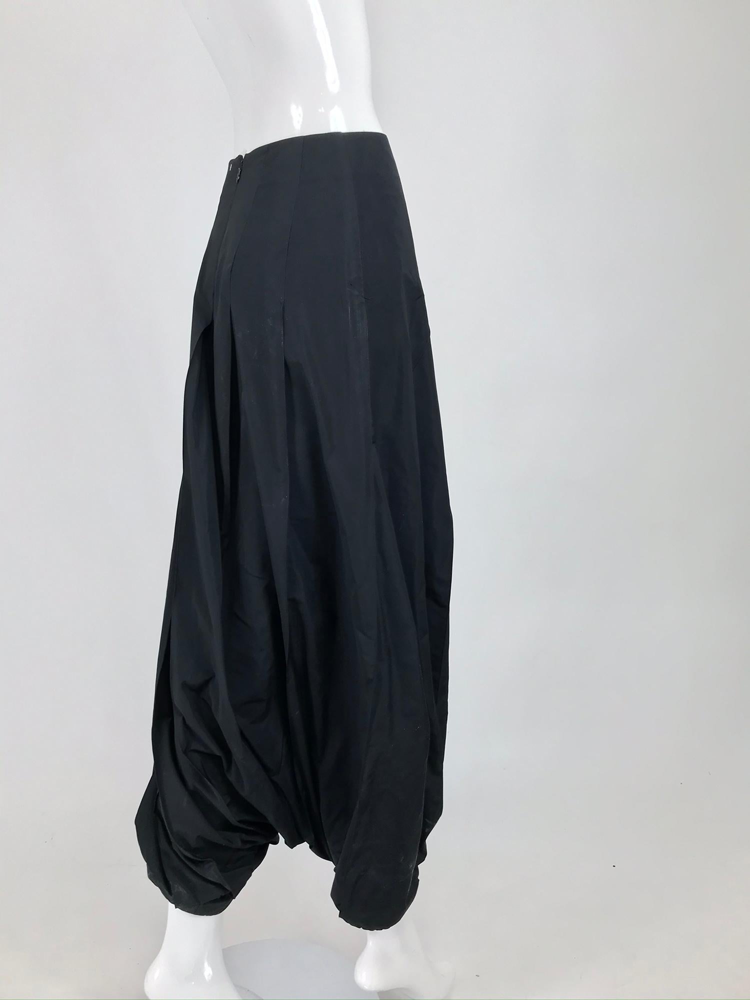 Pantalon Kenzo Zouave en taffetas noir (années 1980) 5