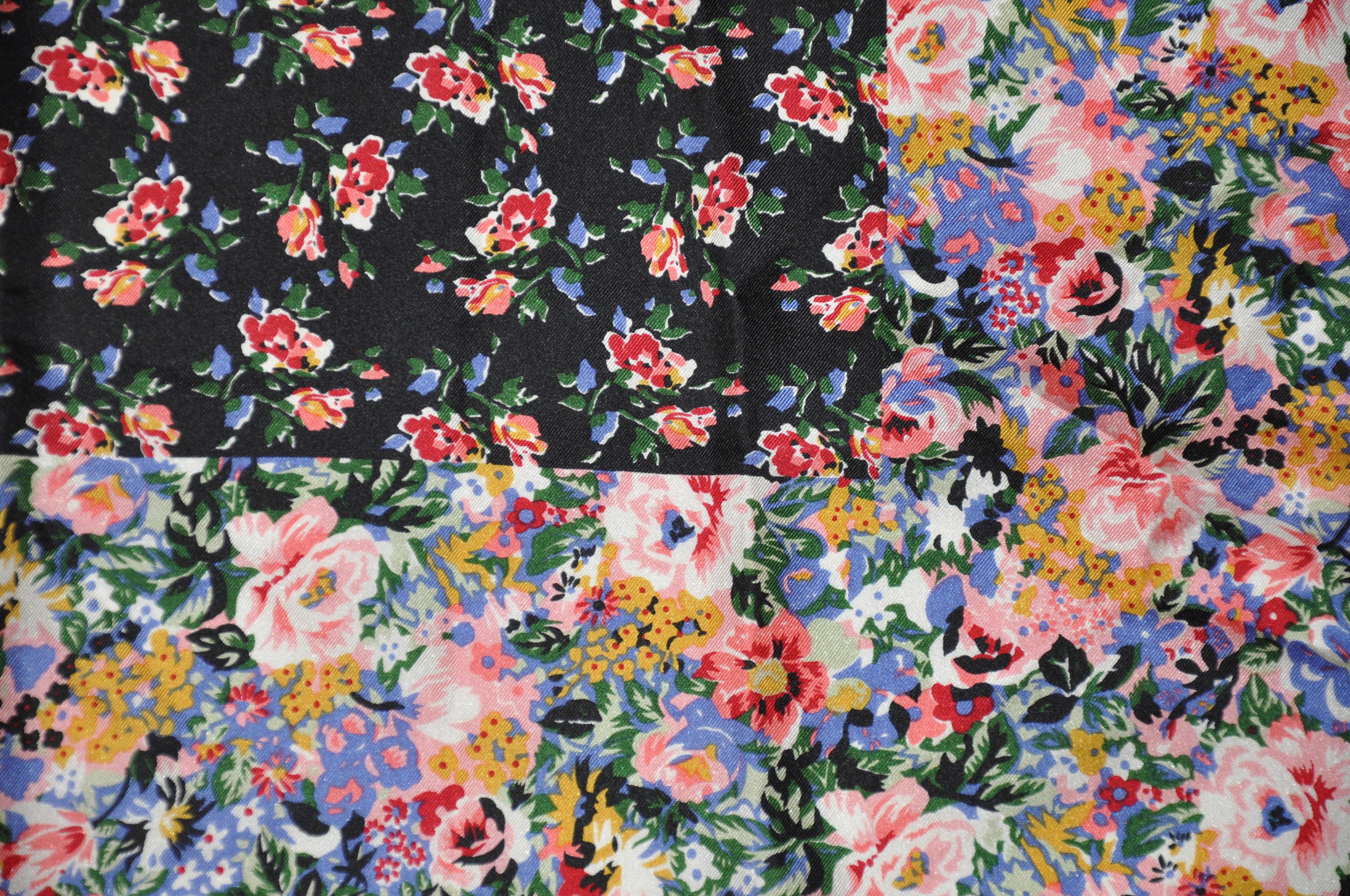 Kenzo's - Écharpe en soie « Flora Blooms » avec multicolores de « fleurs » bordeaux Unisexe en vente