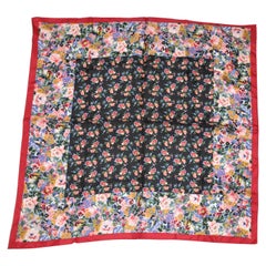 Sciarpa in seta "Floral Blooms" di Kenzo con bordi bordeaux e colori multipli