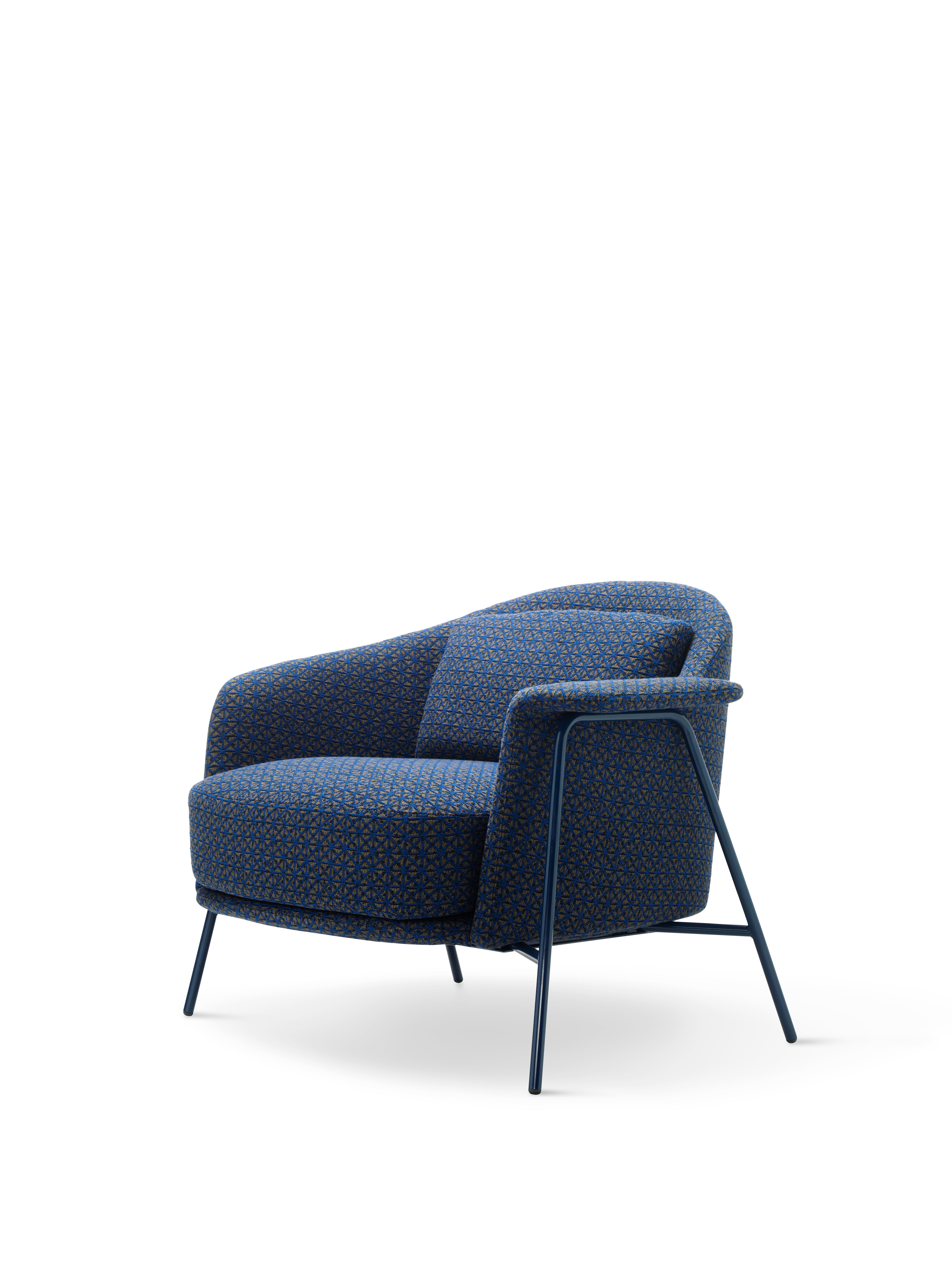 The Kepi armchair’s sober design and vaguely Nordic look are softened by rounded lines that add character and improve comfort. Its clean design and nonchalant elegance make it perfect for the home and a contract environments. The structure in
