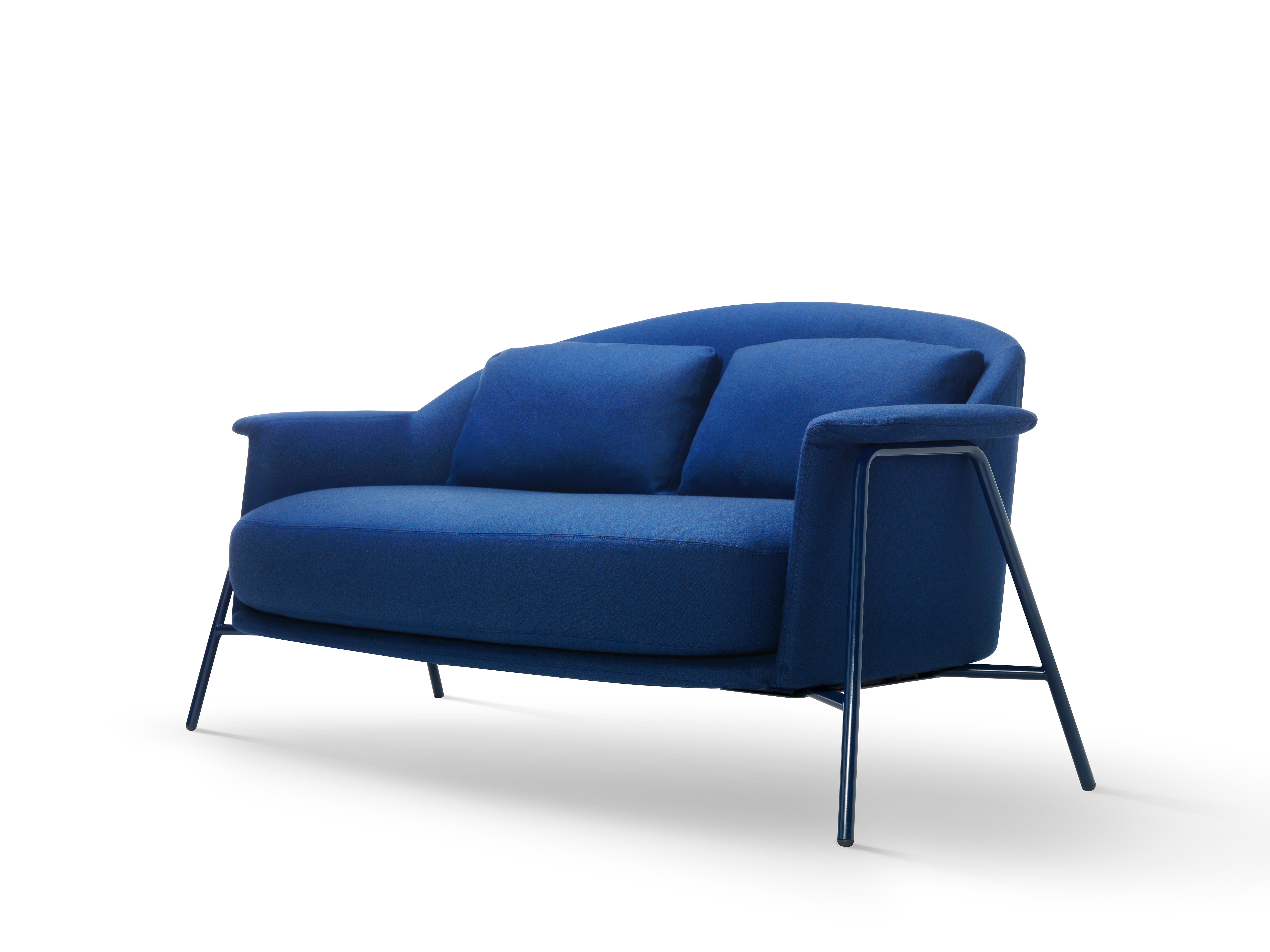 The Kepi sofa’s sober design and vaguely Nordic look are softened by rounded lines that add character and improve comfort. This is the Kepi sofa, featuring complete symmetry with two back cushions and one seat cushion. Its clean design and
