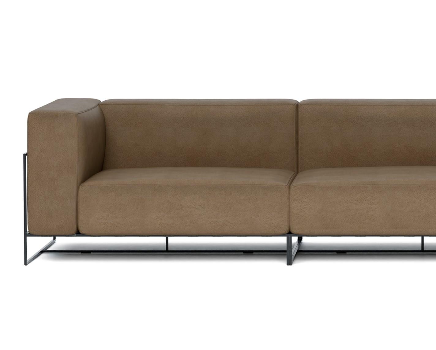 Divano a 3 posti in pelle Kepler 22 di Sphaus
Creato da Filippo Dell'Orto
Dimensioni: D 90 x L 390 x H 73 cm.
Materiali: Barre in acciaio verniciato a polvere, cinghie elastiche, poliuretano, fibra naturale, pelle.

Sistema di sedute versatile con