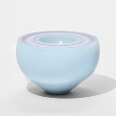 Kepler-22b, une sculpture en verre soufflé blanc et violet de Peter Bowles