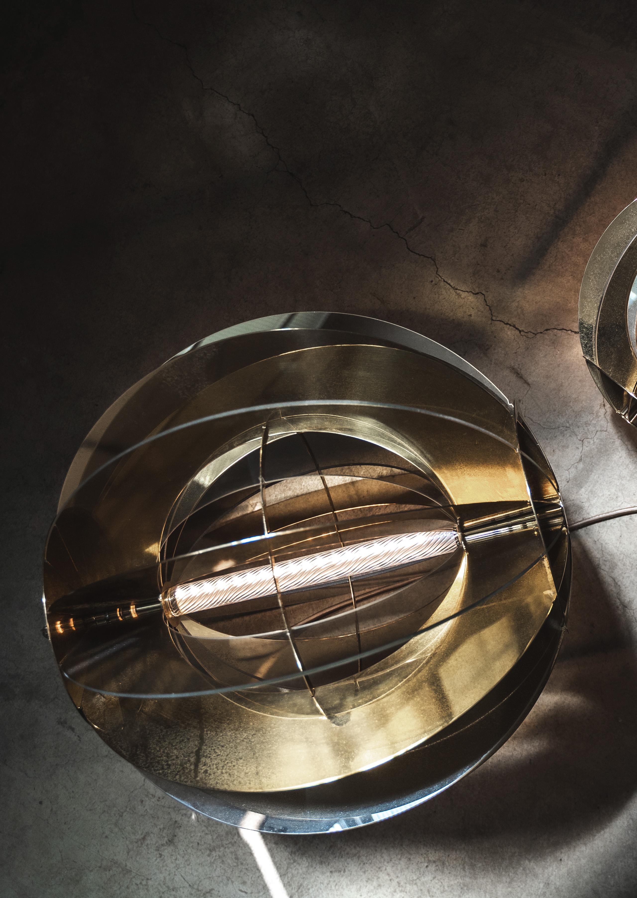 XXIe siècle et contemporain Lampadaire Kepler K50 en laiton et verre soufflé d'Angela Ardisson en vente
