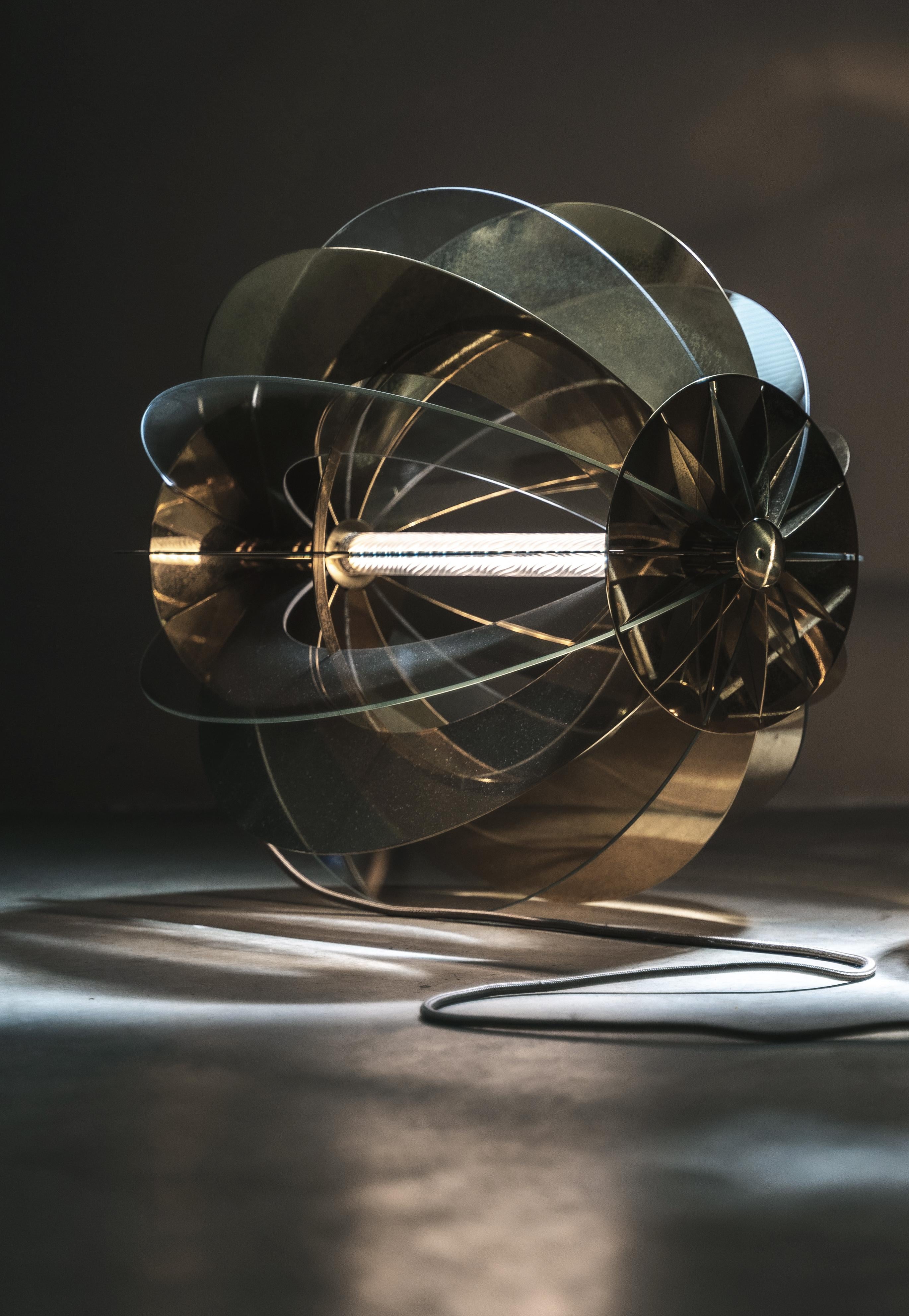 Laiton Lampadaire Kepler K50 en laiton et verre soufflé d'Angela Ardisson en vente
