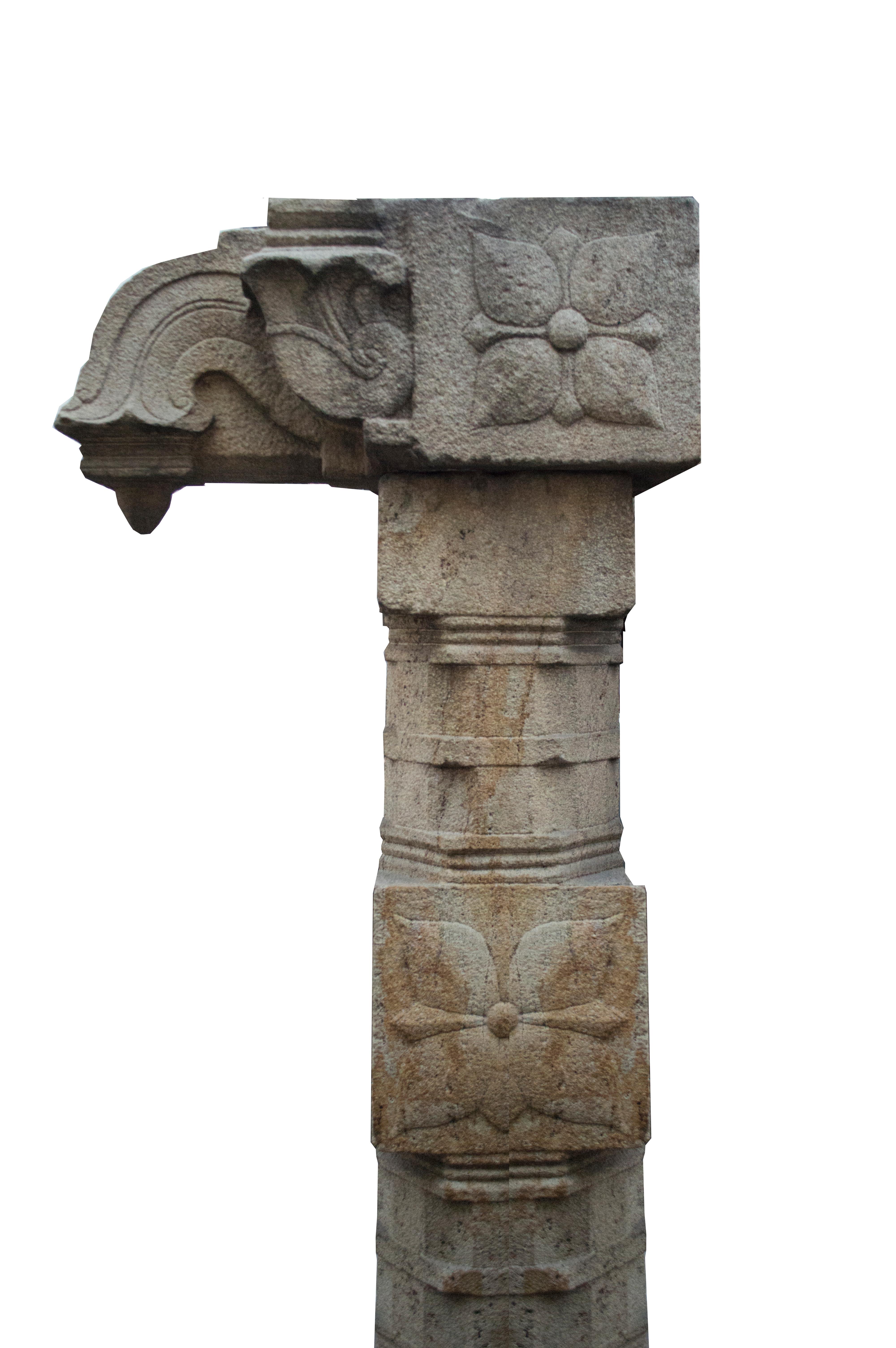 Estas singulares columnas monolíticas de granito rojizo proceden de casas religiosas a fantásticos templos del sur del subcontinente indio. Esta pieza en concreto, con un bello movimiento geométrico , tiene un mandala en el centro y una Naga
