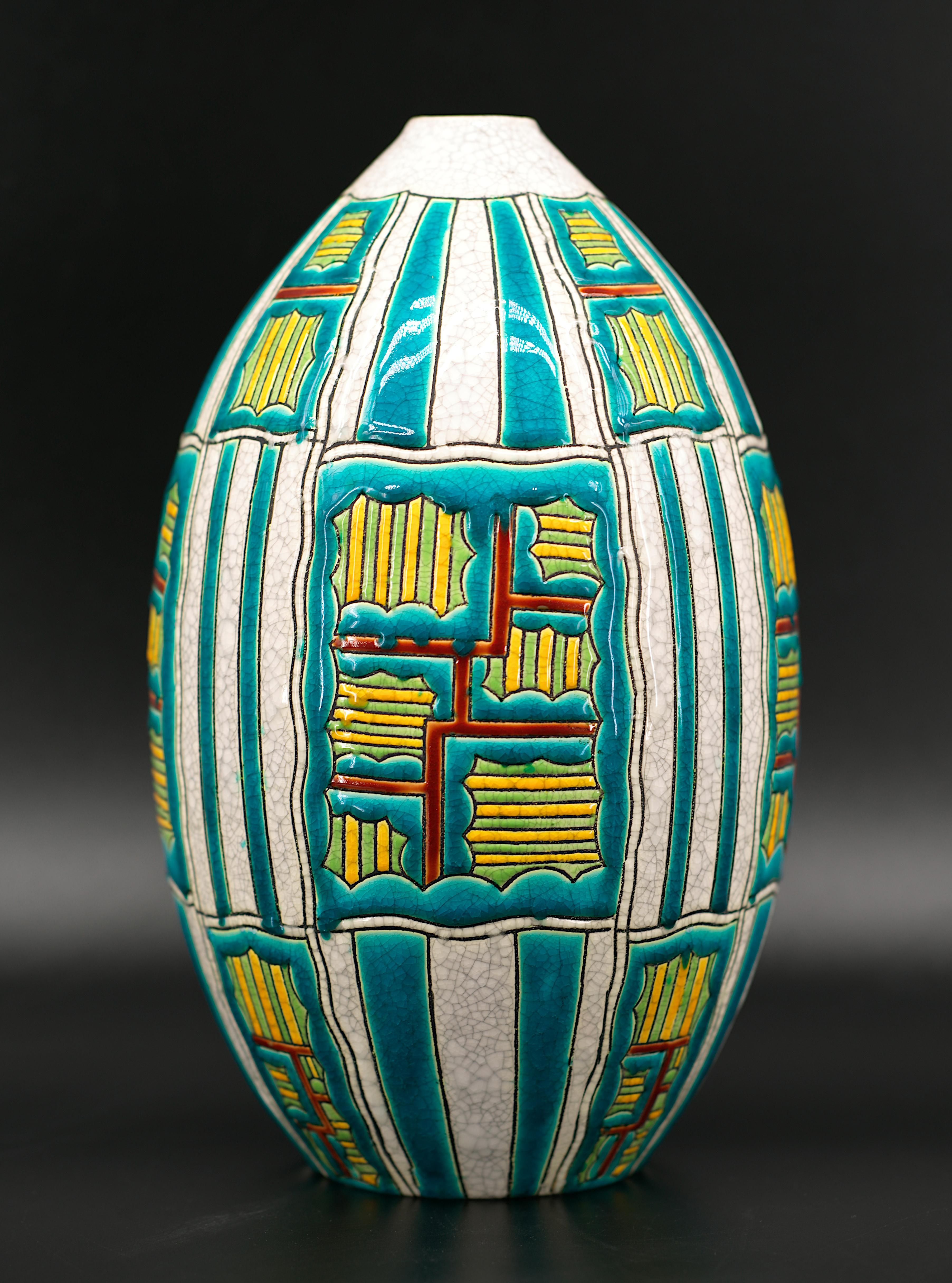Raro vaso da tavola Art Déco disegnato da La Maîtrise (Maurice Dufrêne) e realizzato sotto la direzione di Charles Catteau, Kéramis, La Louvière, Belgio, 1924. Design D.905 - Form F.974. Altezza: 30 cm (11,8 pollici), Larghezza: 20 cm (7,9 pollici).
