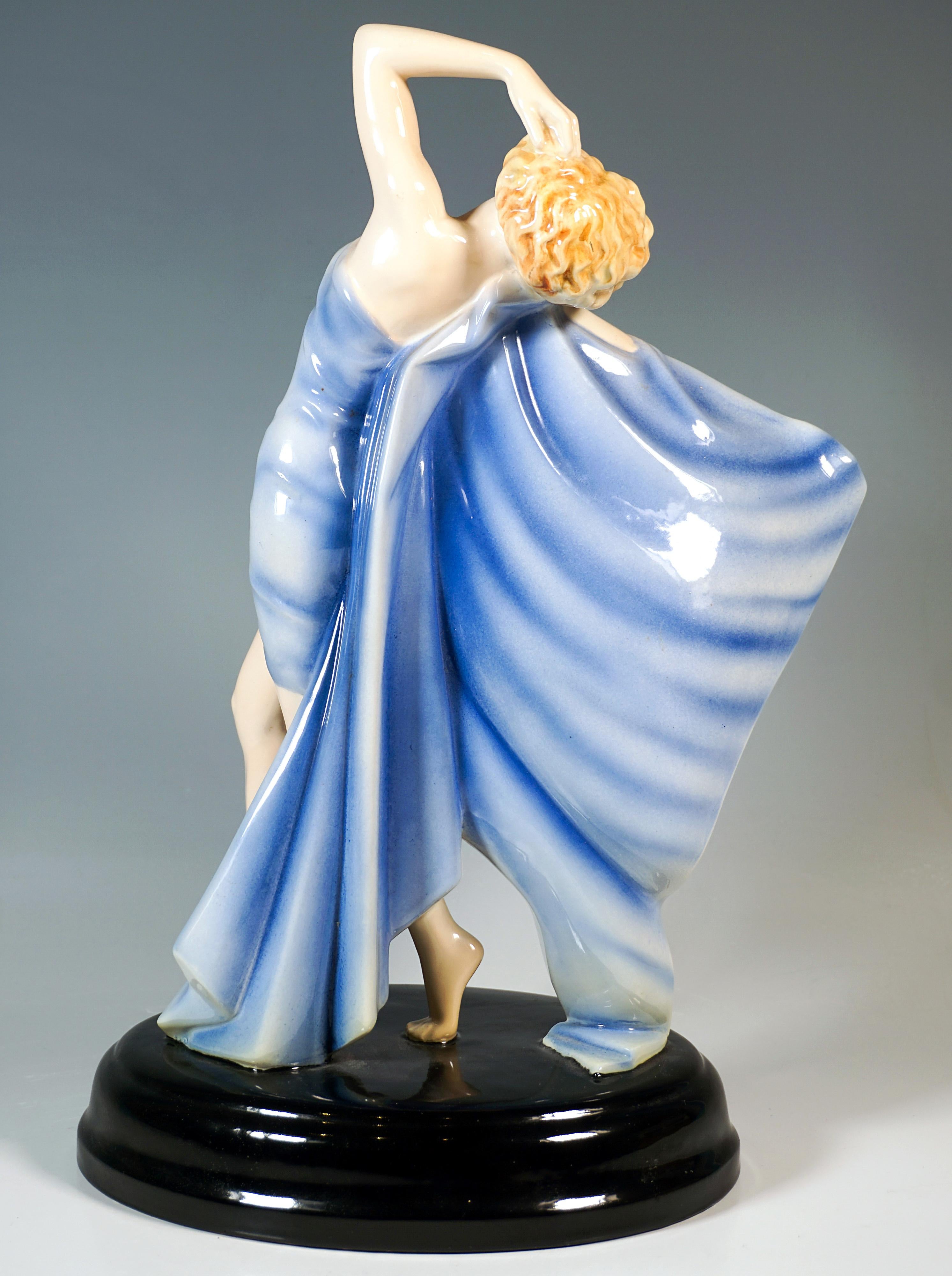 Art déco Keramos Art Déco Danseuse 'Butterfly', par Rudolf Podany, Vienne, Circa 1930 en vente