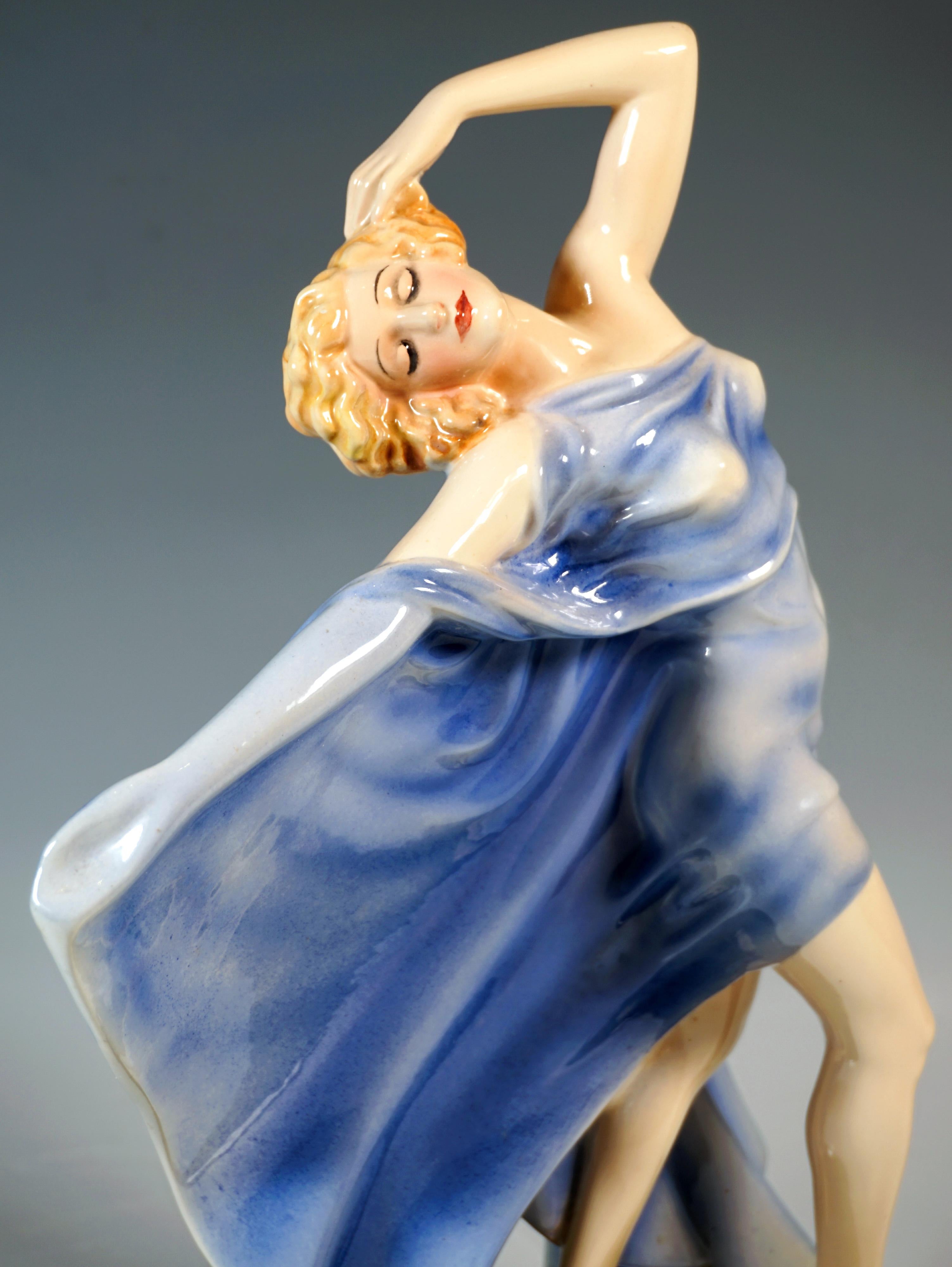 Autrichien Keramos Art Déco Danseuse 'Butterfly', par Rudolf Podany, Vienne, Circa 1930 en vente