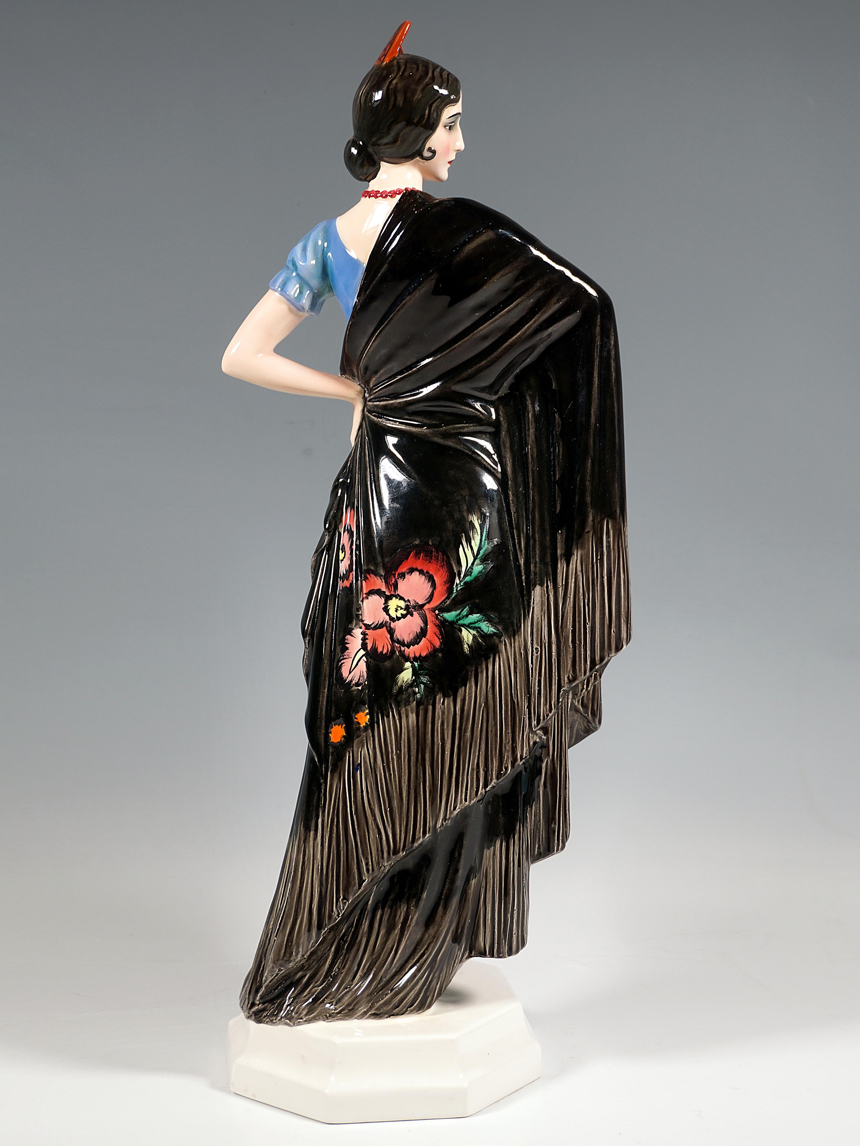 Figura Art Déco Keramos, Dama española con chal, Rudolf Podany, Viena, ca 1925 Art Decó en venta