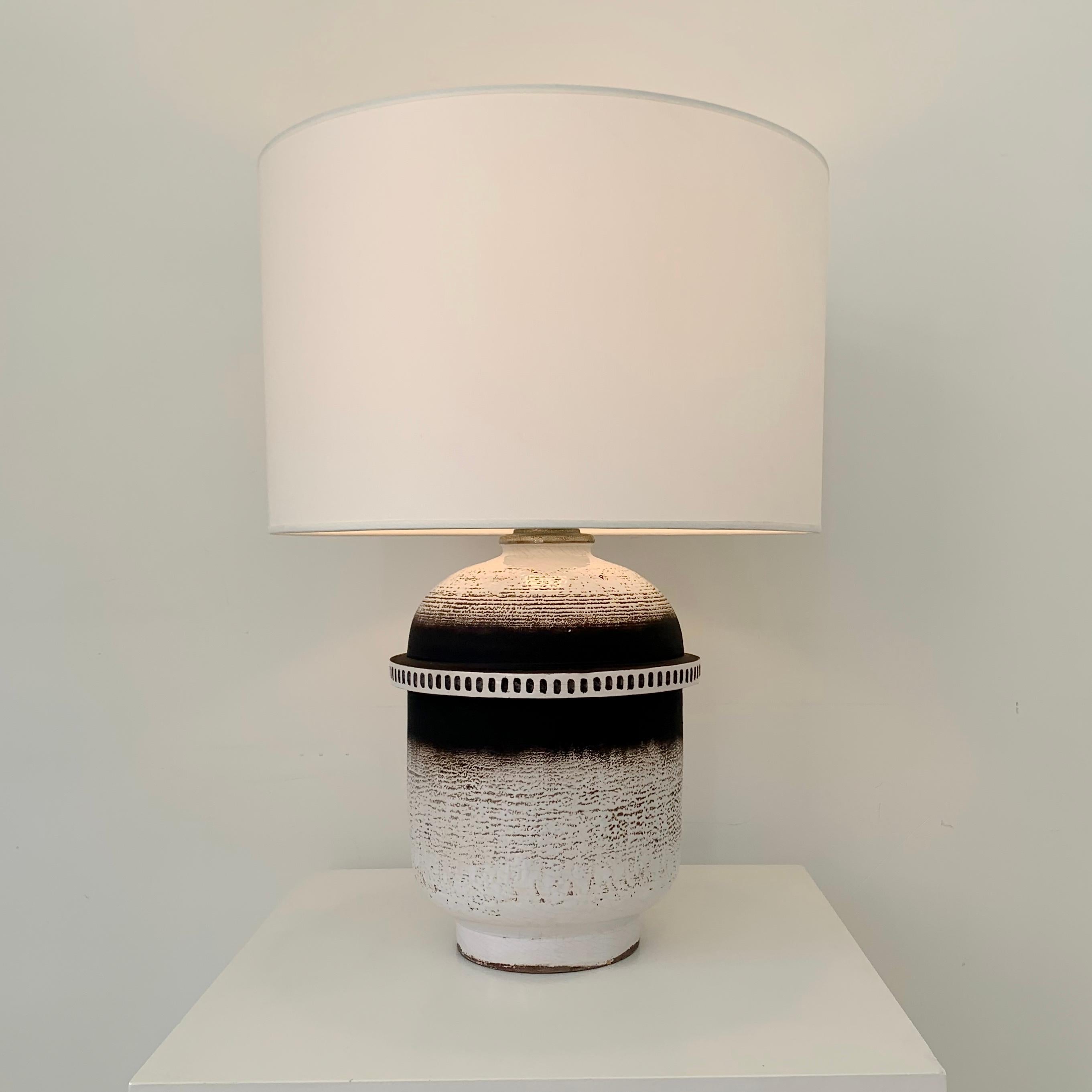 Large Keramos Art Deco table lamp, circa 1930, France.
Signed Keramos 
Enameled ceramic with brown and white abstract decor.
Very decorative table lamp.
New white fabric shade, 
Rewired, for EU or USA use, one E27 bulb of 40 W.
Dimensions: 56 cm