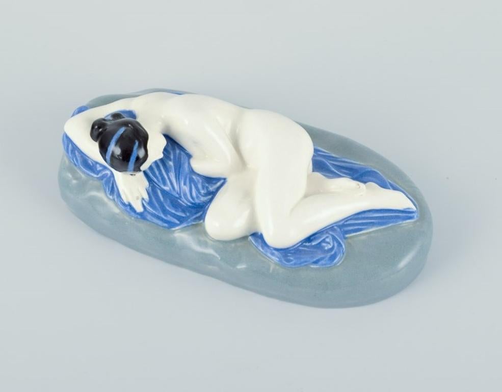 Keramos, Autriche. Rare sculpture en céramique Art déco représentant une femme nue allongée. Peint à la main.
Vers 1930.
Marqué.
En très bon état avec de petits éclats de glaçure sur un gros orteil et un doigt, voir photos.
Dimensions : Longueur