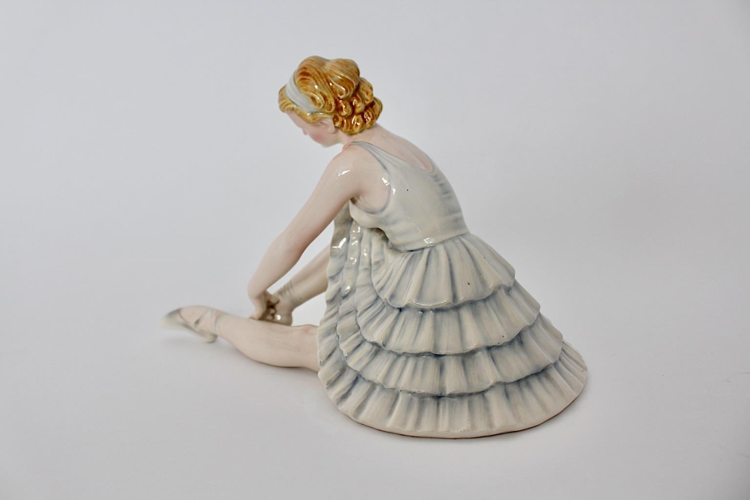 Keramos Modernista de mediados de siglo Bailarina azul pastel Stephan Dakon C. 1949 Moderno de mediados de siglo en venta