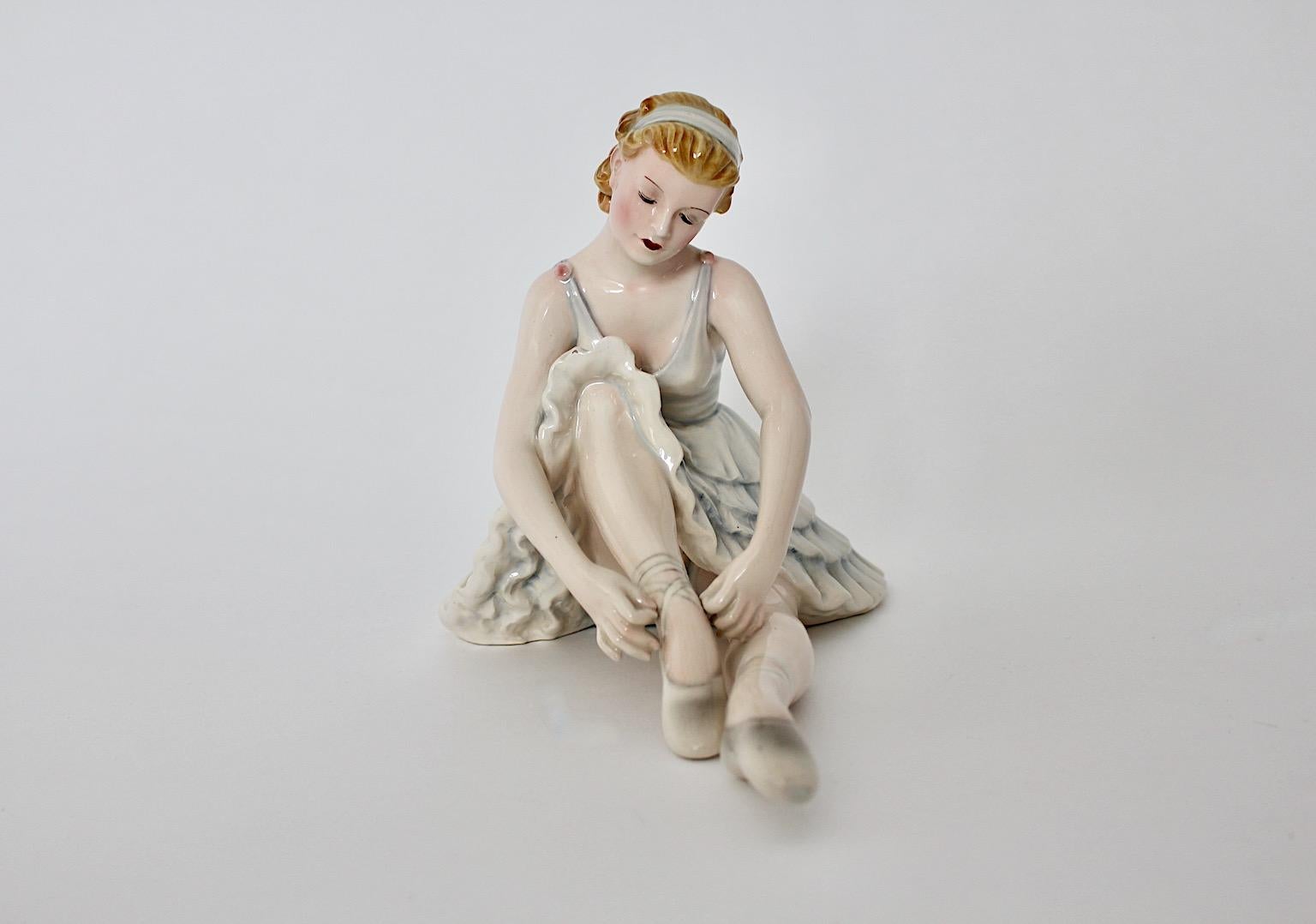 Keramos Modernista de mediados de siglo Bailarina azul pastel Stephan Dakon C. 1949 Cerámico en venta