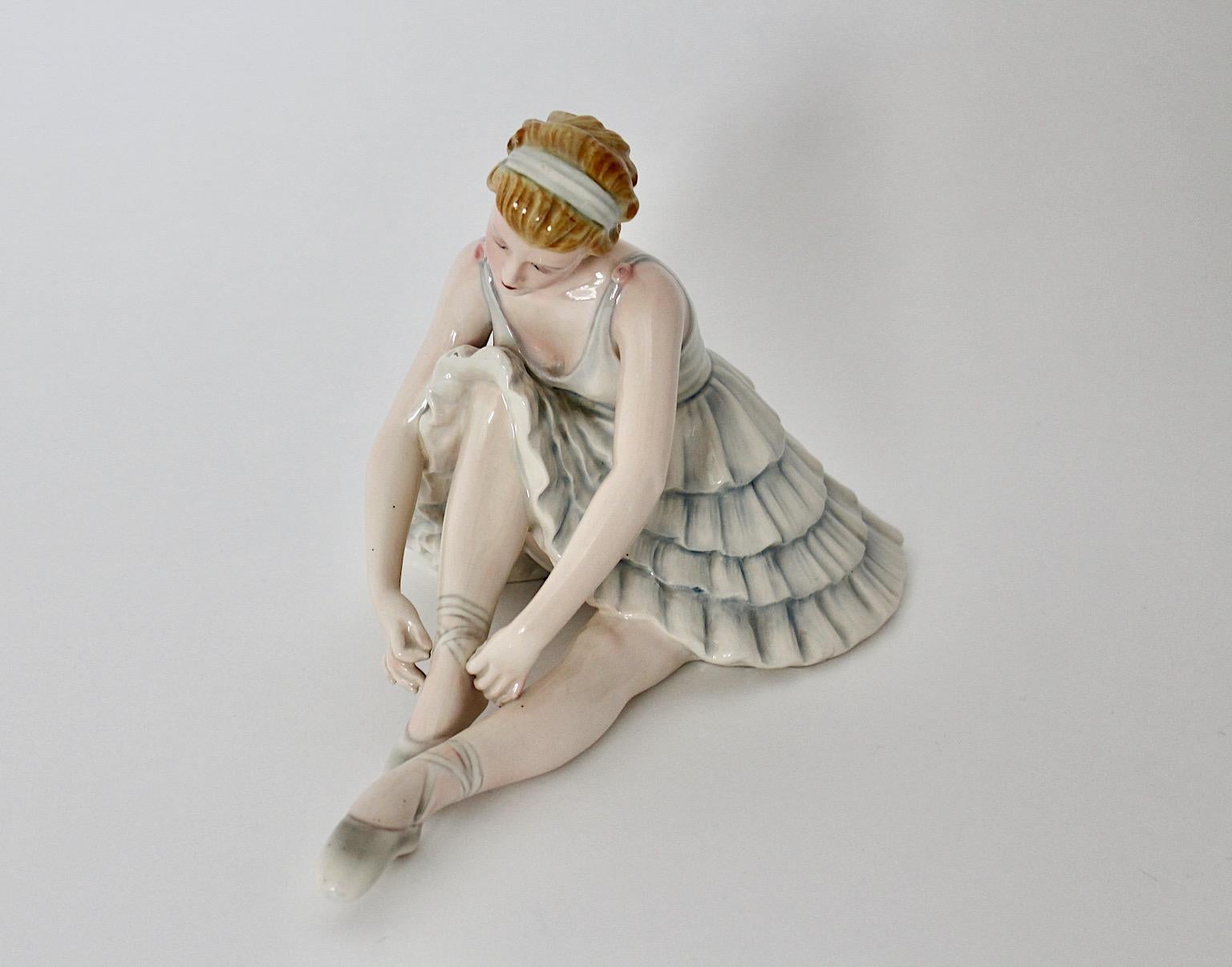 Keramos Modernista de mediados de siglo Bailarina azul pastel Stephan Dakon C. 1949 en venta 1