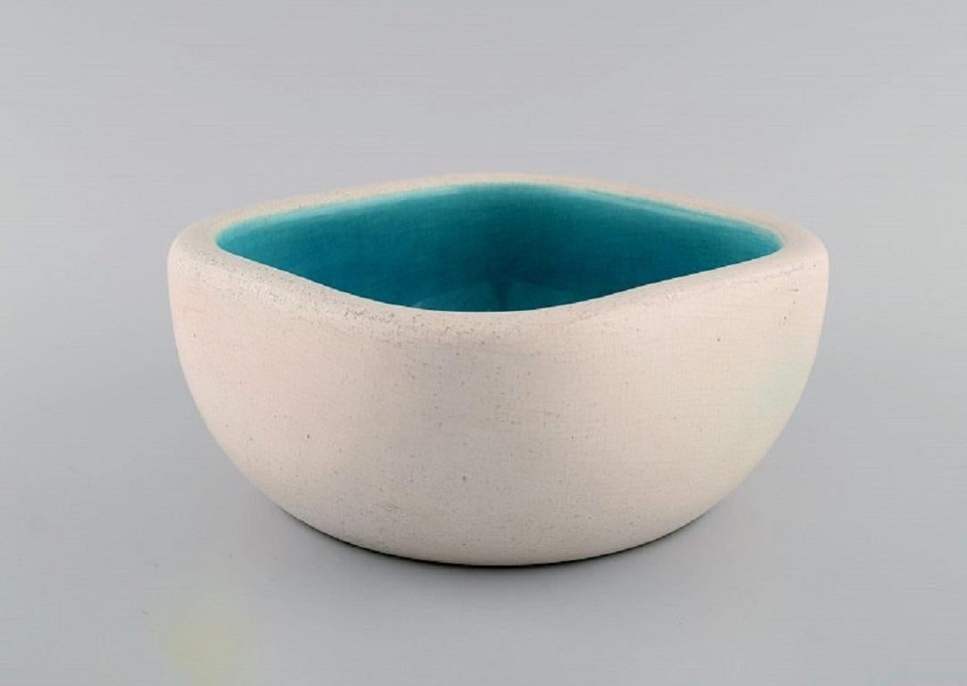Keramos Sèvres, France. Bowl in glazed stoneware. Beautiful turquoise glaze. 
Clean design, mid 20th century.
Measures: 21 x 9 cm.
In excellent condition.
Signed.