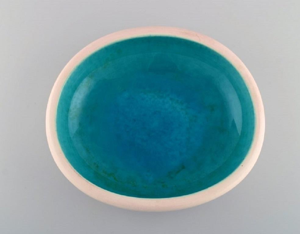 Keramos Sèvres, France. Large bowl in glazed stoneware. Beautiful turquoise glaze. 
Clean design, mid 20th century.
Measures: 30.5 x 26 x 8.5 cm.
In excellent condition.
Signed.