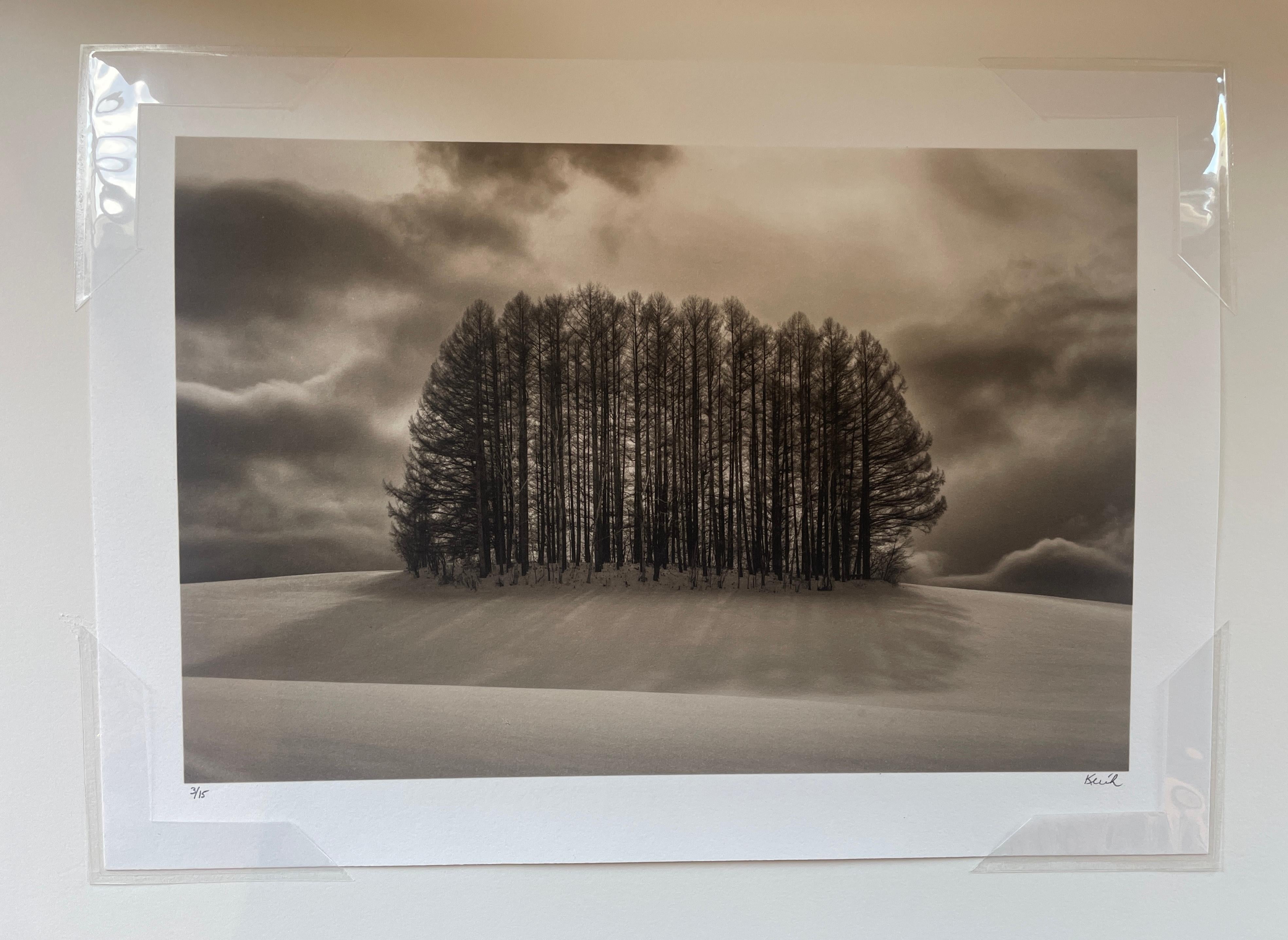 Paso Retroiluminado, Hokkaido Japón - Photograph de Kerik Kouklis