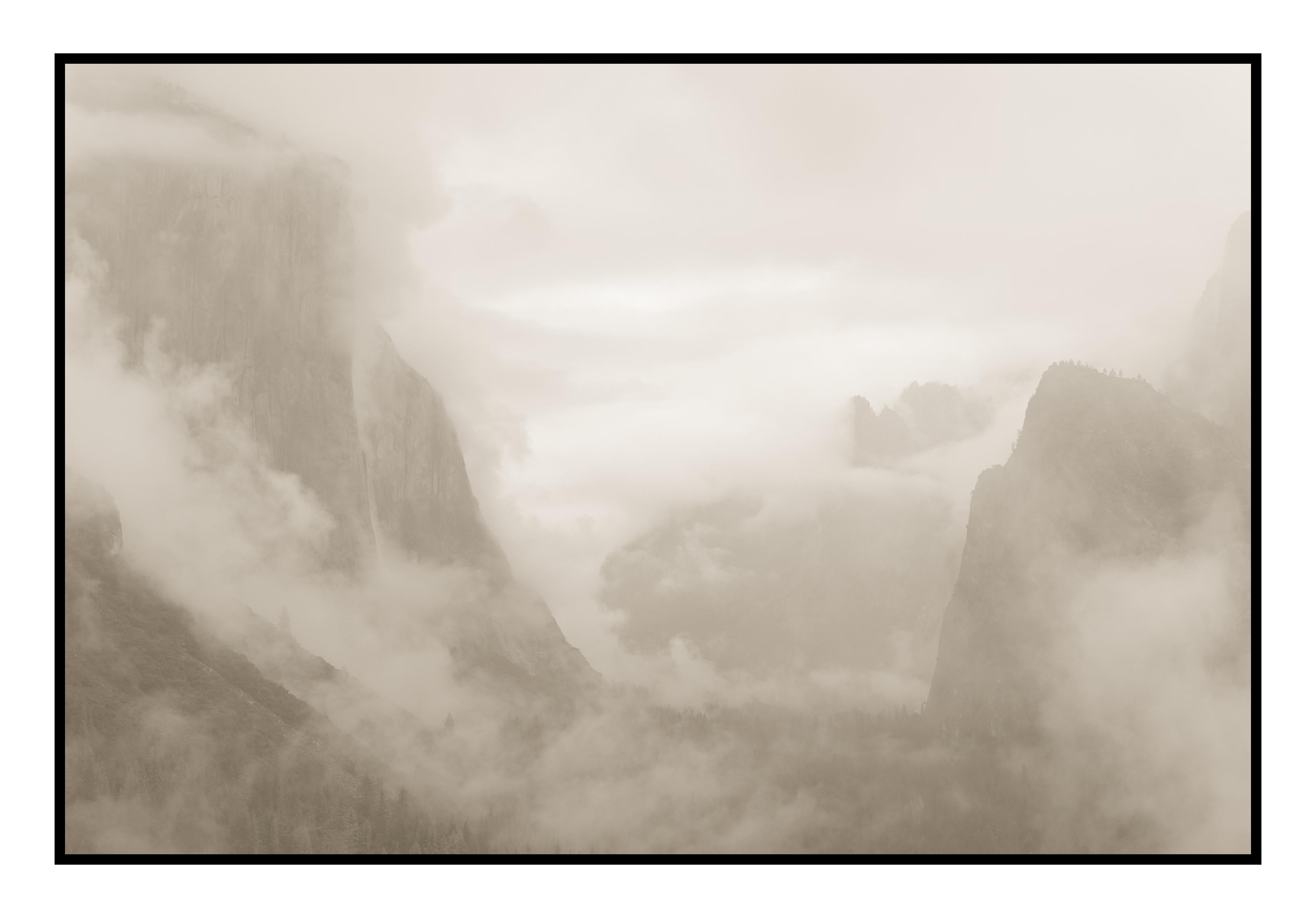 Black and White Photograph di Kerik Kouklis - Tempesta invernale in arrivo, Parco Nazionale di Yosemite